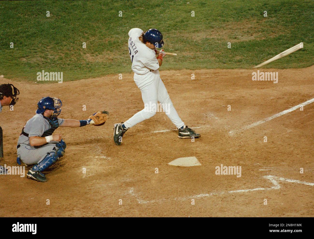 Mets catcher Mike Piazza gets ready for the start of the game