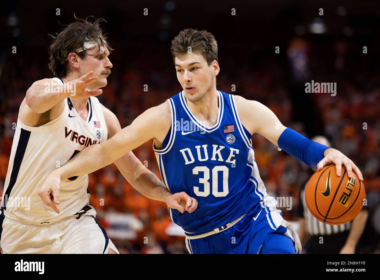 Duke's Kyle Filipowski (30) defends the ball against Virginia's Ben