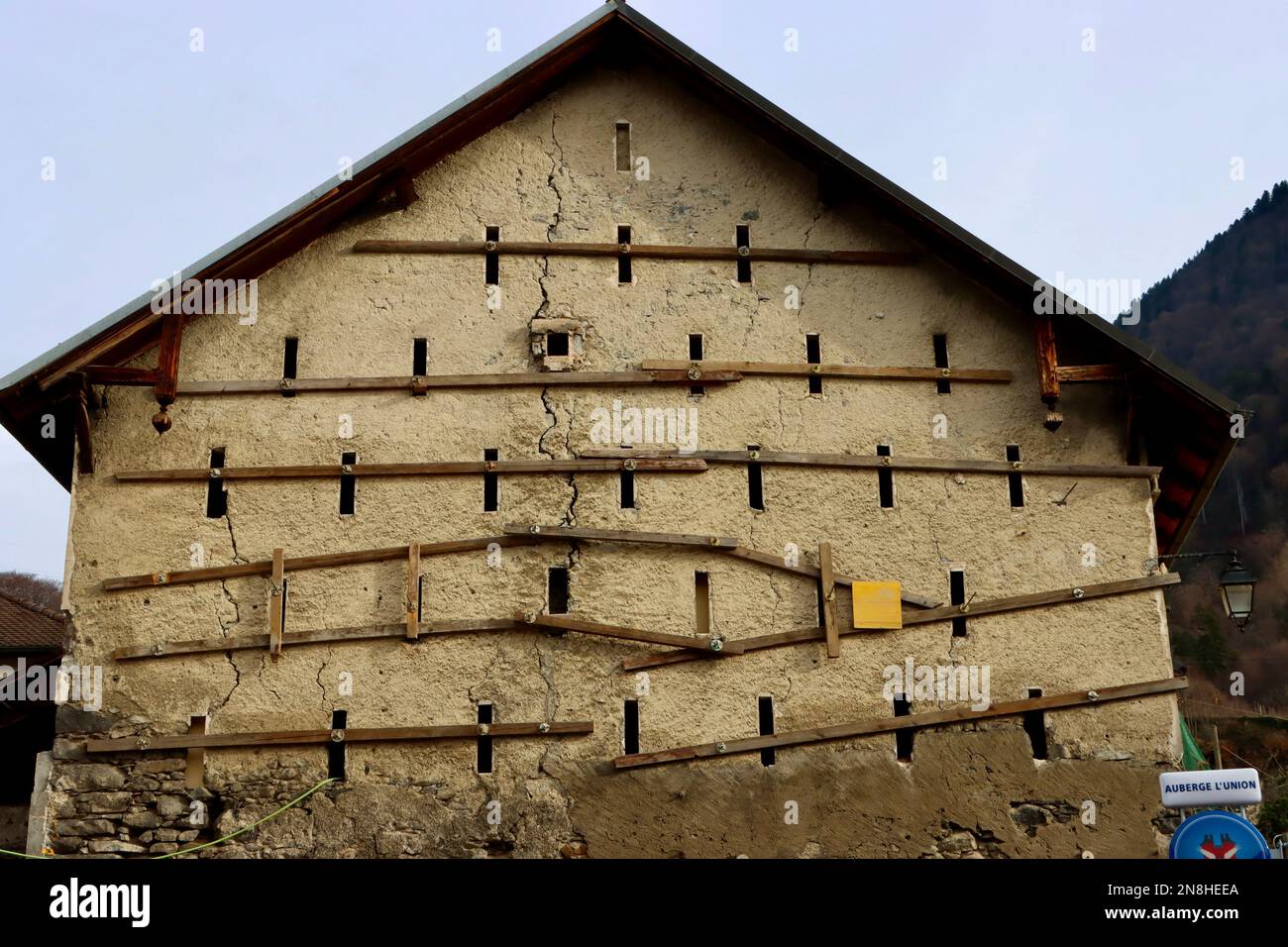 Cracks in the wall of old building in Ollon, Switzerland Stock Photo