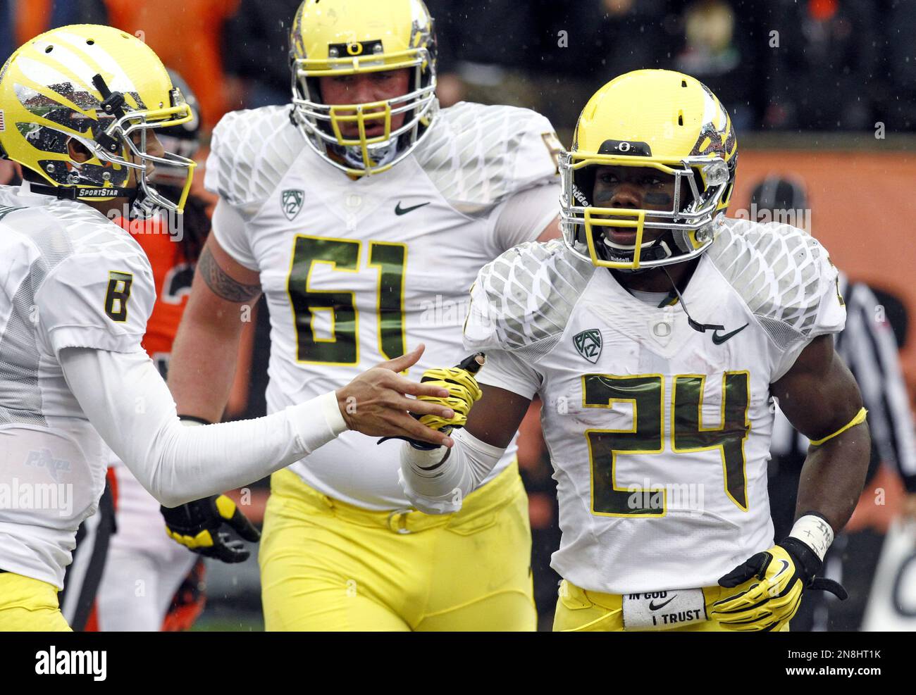 Oregon running back Kenjon Barner, right, is congratulated on his touchdown by quarterback Marcus Mariota during the first half of their NCAA college football game against Oregon State in Corvallis, Ore., Saturday, Nov. 24, 2012. In the background is Oregon's Nick Cody.(AP Photo/Don Ryan) Stock Photo