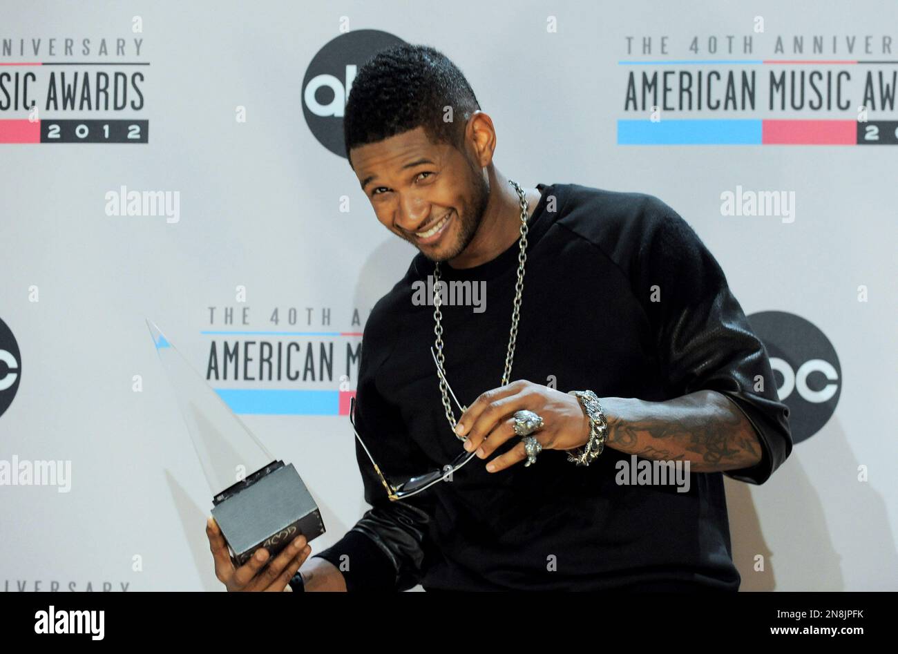 Usher poses backstage with the soul/R&B favorite male artist award at