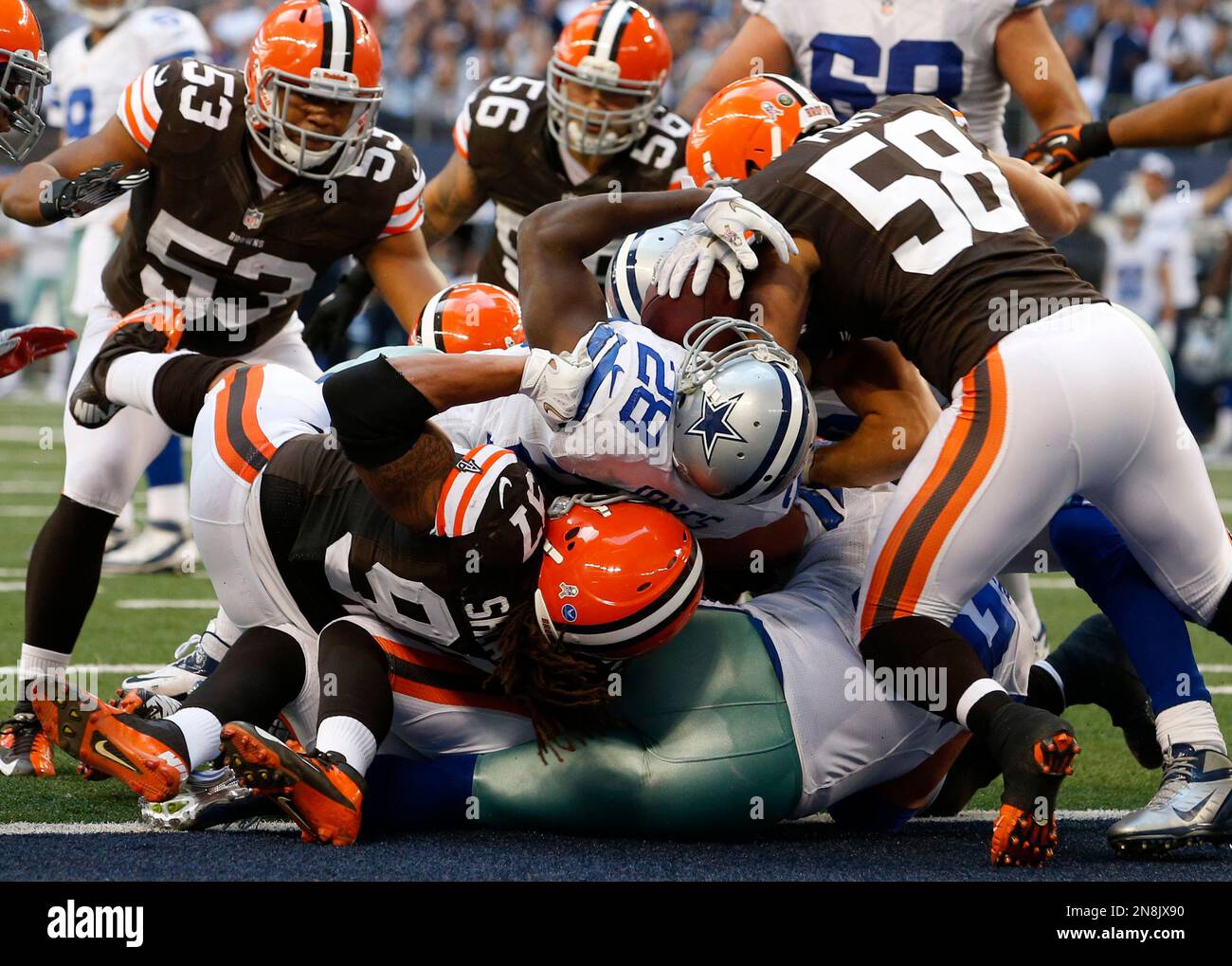 Dallas Cowboys Felix Jones breaks free from Oaklands Raiders Michael Huff  for a long run November 26, 2009 in Arlington, Texas. UPI/Ian Halperin  Stock Photo - Alamy