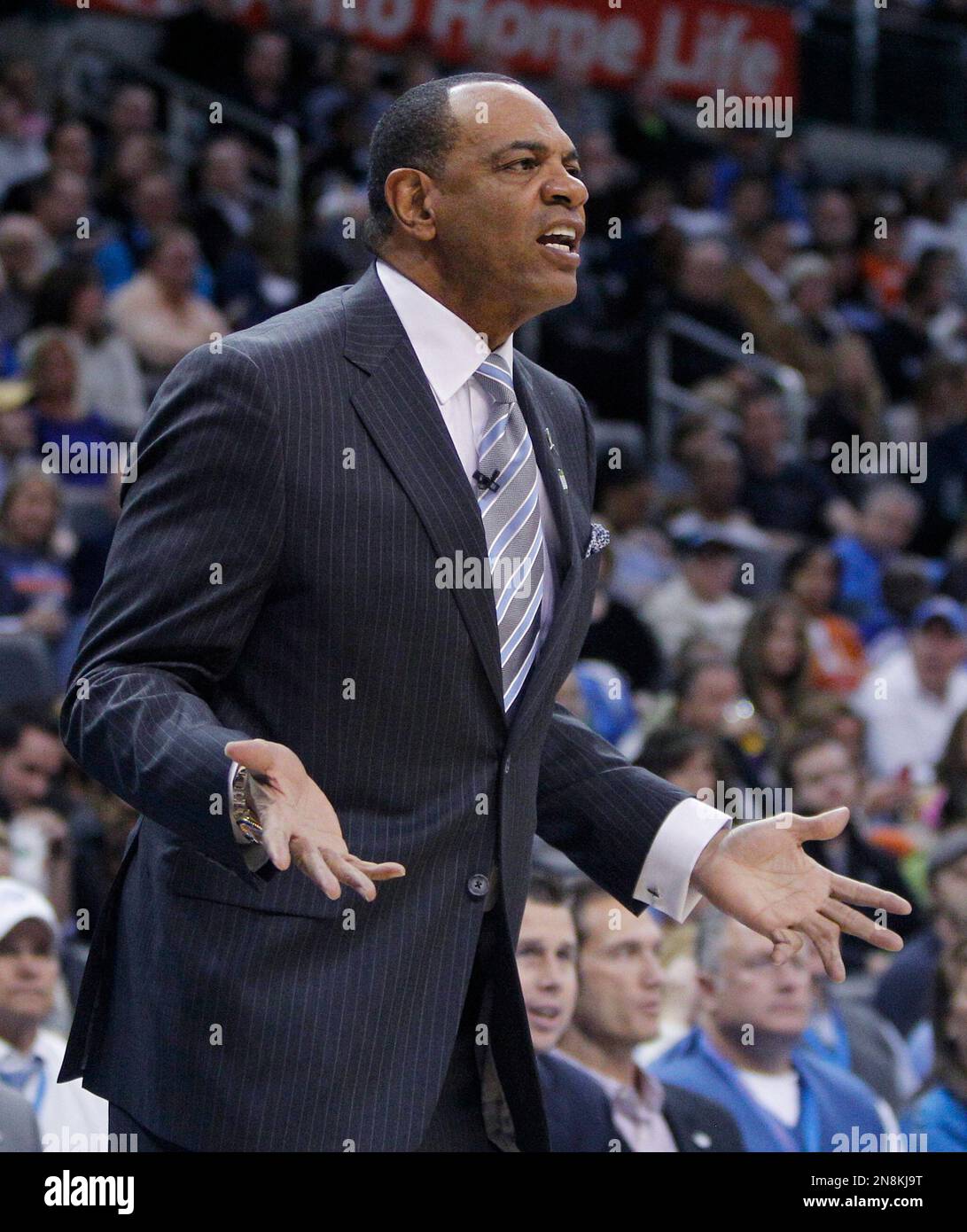 Memphis Grizzlies head coach Lionel Hollins gestures from the bench ...