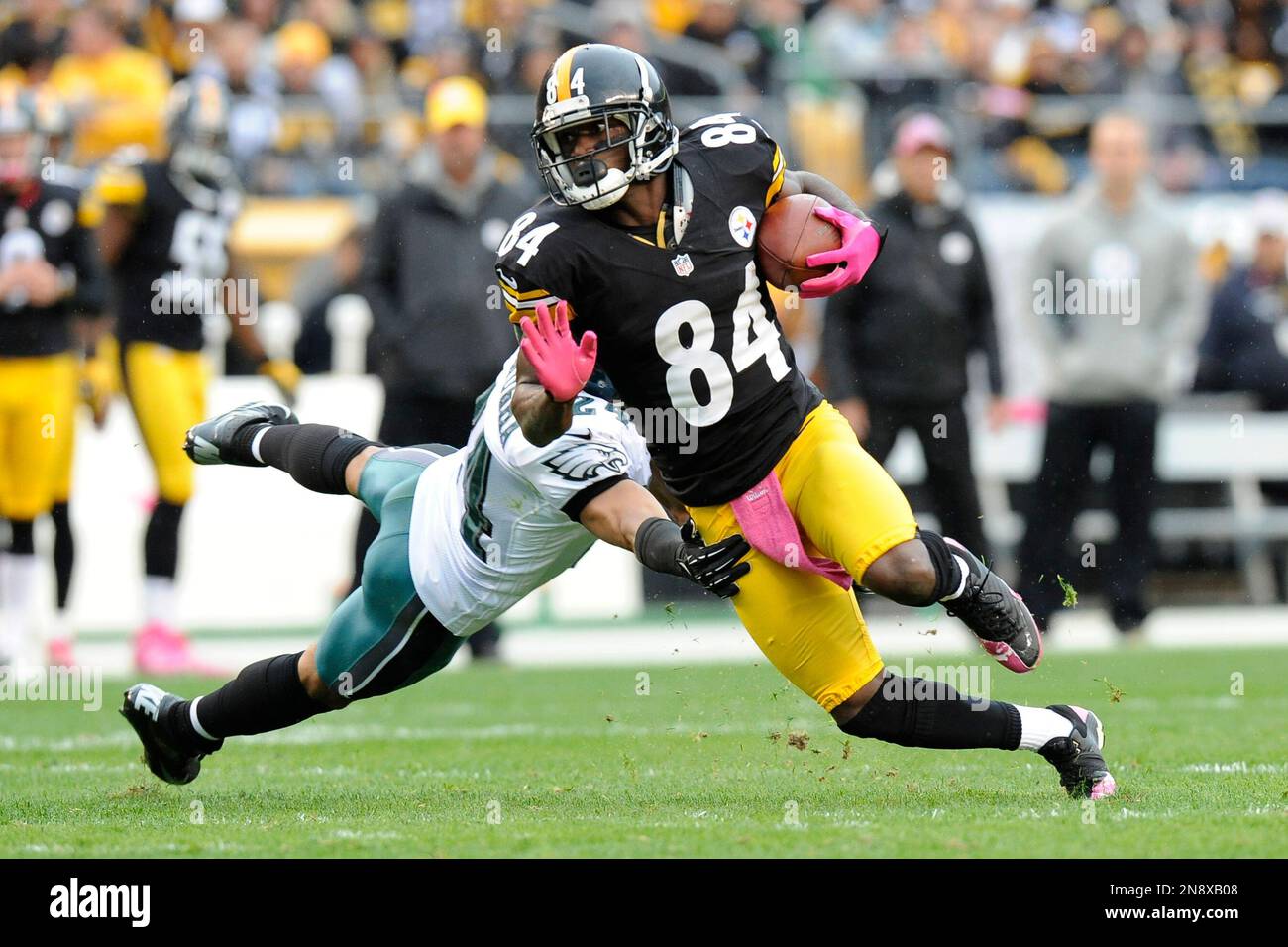 Pittsburgh Steelers wide receiver Antonio Brown (84) tries to evade