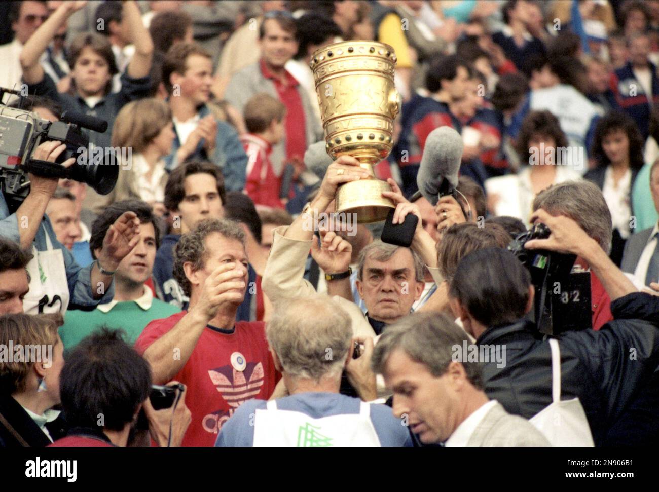 DFB Cup Final : Hamburger SV - Stuttgarter Kickers 3:1 /20.06.1987/ Coach  Ernst Happel (HSV) with the cup , [automated translation] Stock Photo -  Alamy