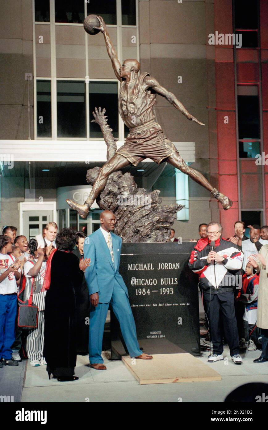 https://c8.alamy.com/comp/2N921D2/former-chicago-bulls-star-michael-jordan-stands-next-to-a-12-foot-bronze-statue-of-himself-unveiled-outside-the-united-center-in-chicago-nov-1-1994-during-a-salute-to-jordan-by-the-bulls-watching-at-left-is-jordans-mother-deloris-and-at-right-talk-show-host-larry-king-jordans-number-23-was-retired-ap-photojohn-zich-2N921D2.jpg