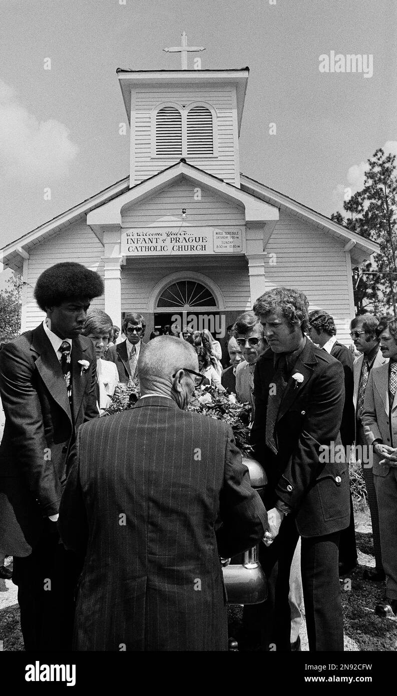 New York Nets coach Kevin Loughery, right, and forward Julius Erving