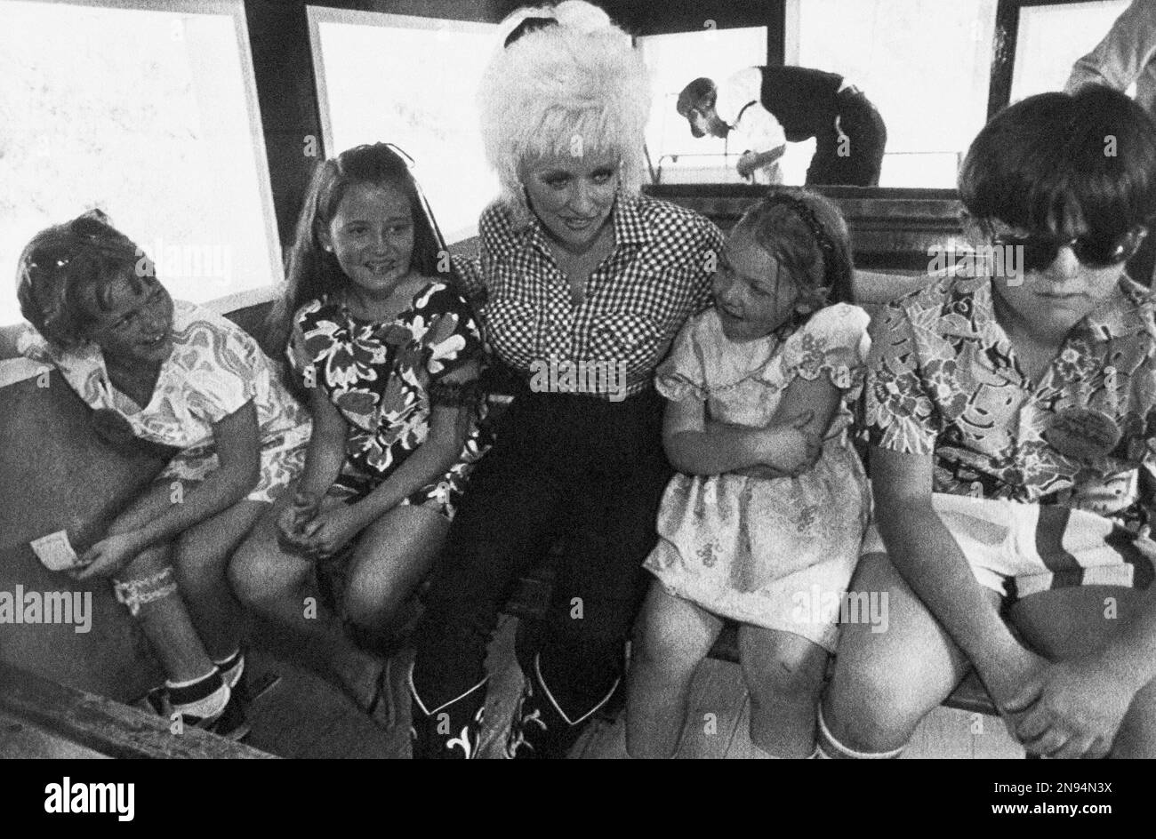 Singer Dolly Parton Center With Unidentified Nieces And Nephews At singer-dolly-parton-center-with-unidentified-nieces-and-nephews-at