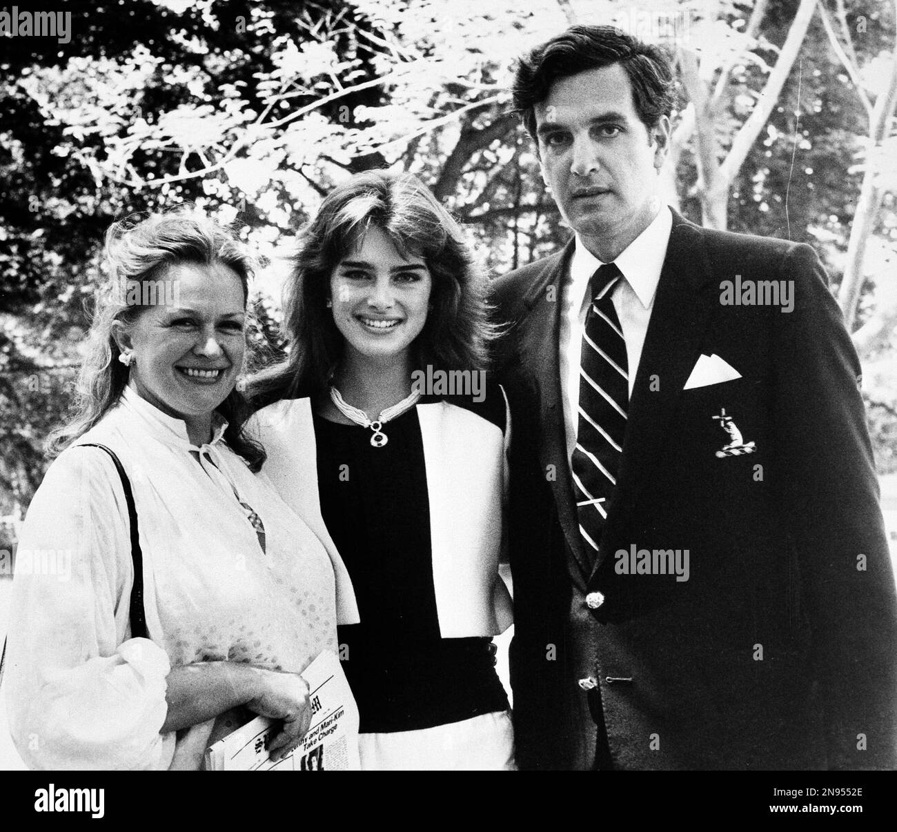 Actress/model Brooke Shields stands between her mother, Teri and her  father, Frank Shields, at her high school graduation, June 13, 1983. (AP  Photo/Frankie Ziths Stock Photo - Alamy