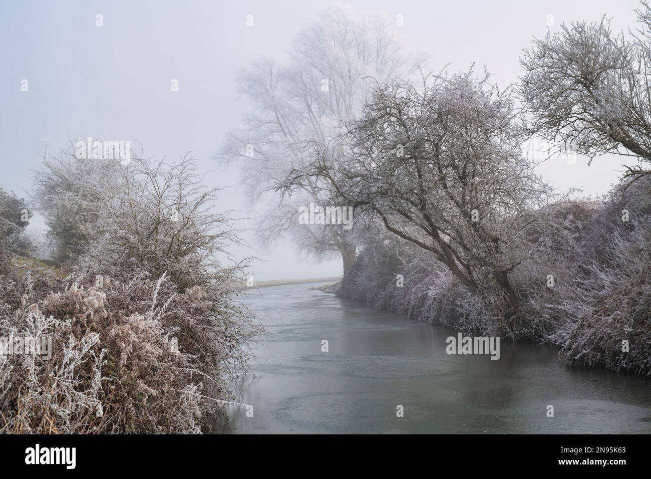 Morning frost and fog along the Oxford canal in the oxfordshire countryside. Somerton, Oxfordshire, England Stock Photo