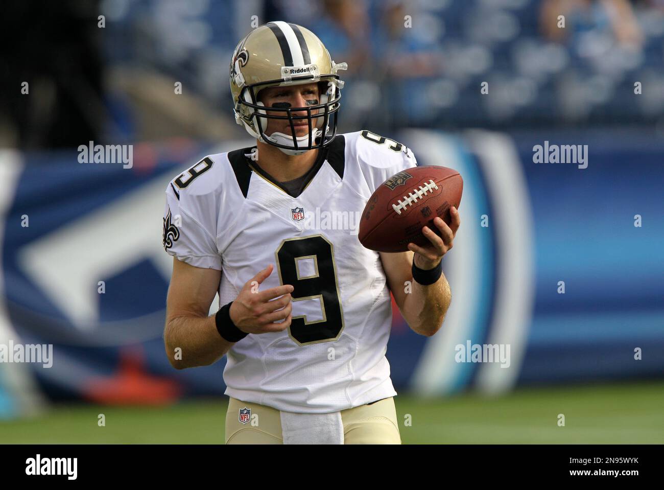 New Orleans Saints quarterback Drew Brees warms up before an NFL ...