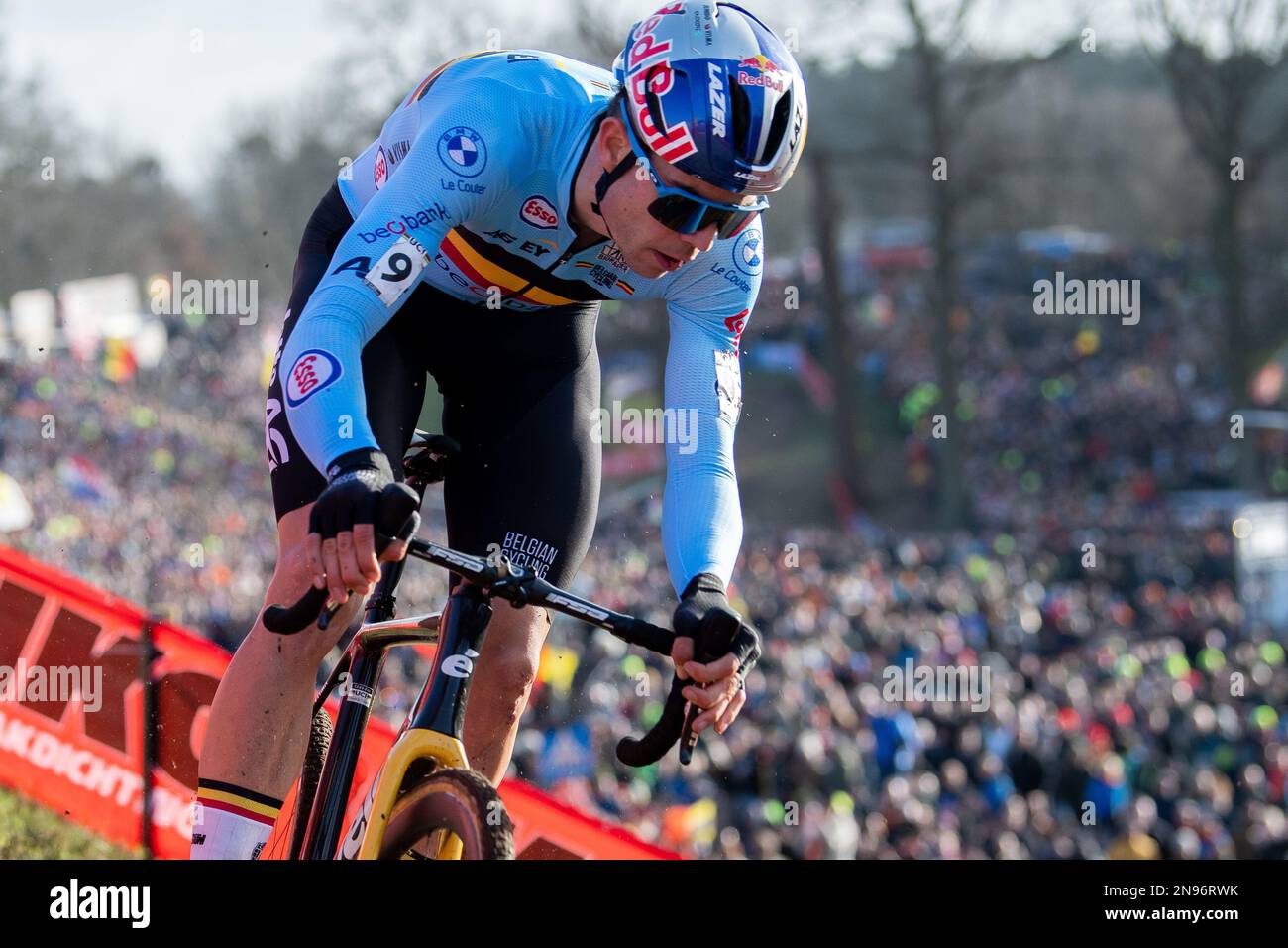 wout-van-aert-descends-the-off-camber-in-the-cyclocross-world