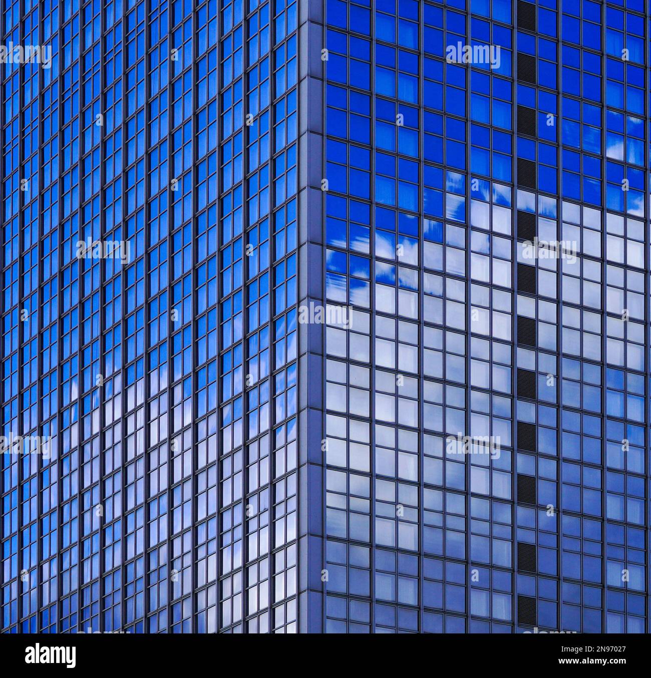 Berlin Alexanderplatz Mitte Architekur Bau Himmel Spiegelung Glasfassade Stock Photo