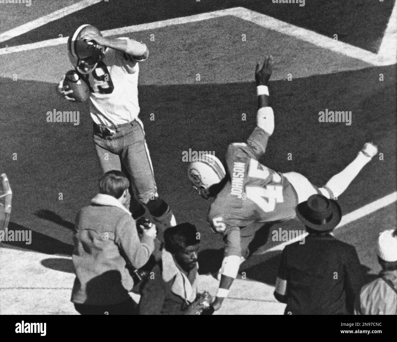 Dallas receiver Lance Alworth scores a Cowboy touchdown by taking a