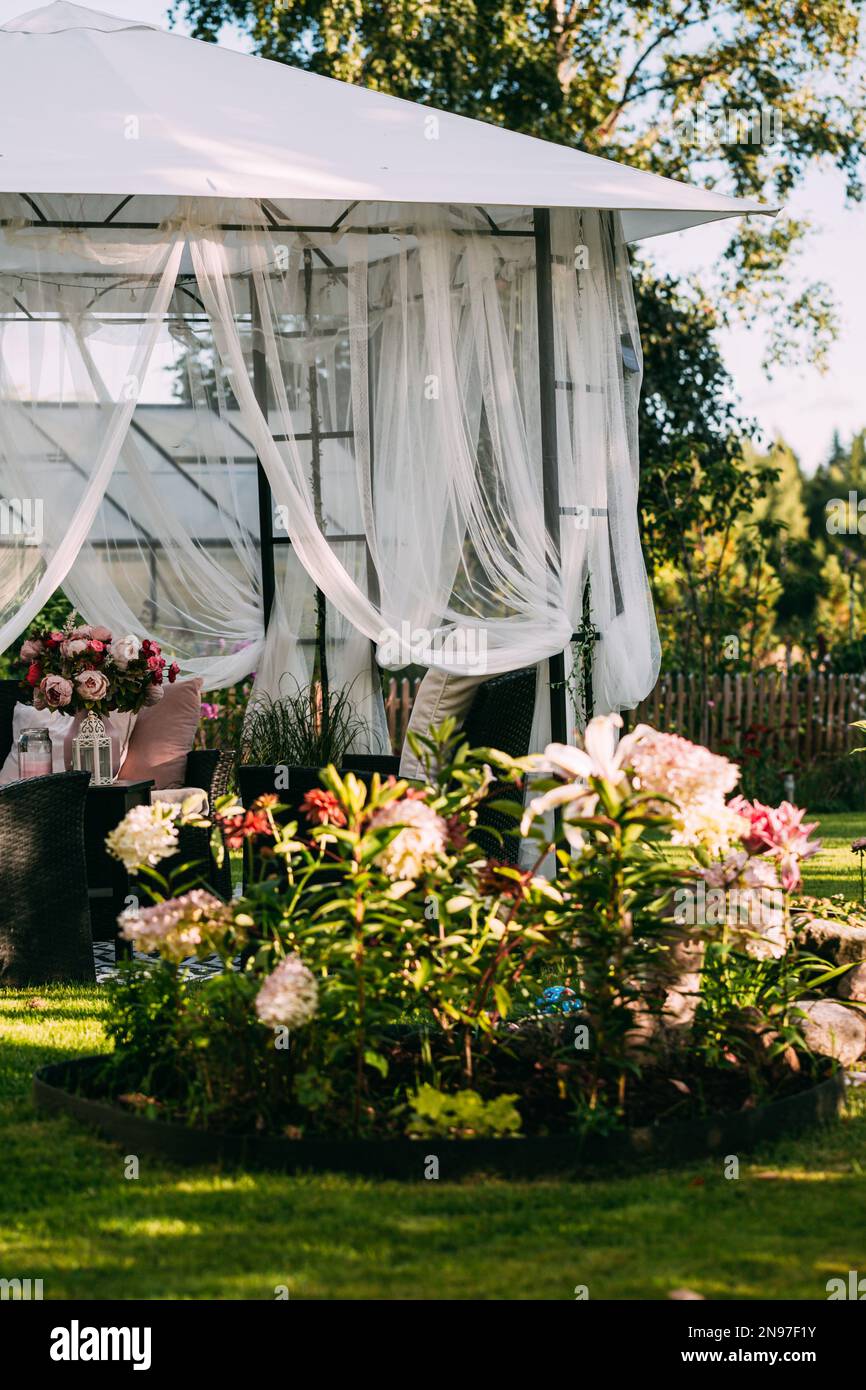garden-in-fall-photo-1100x642.