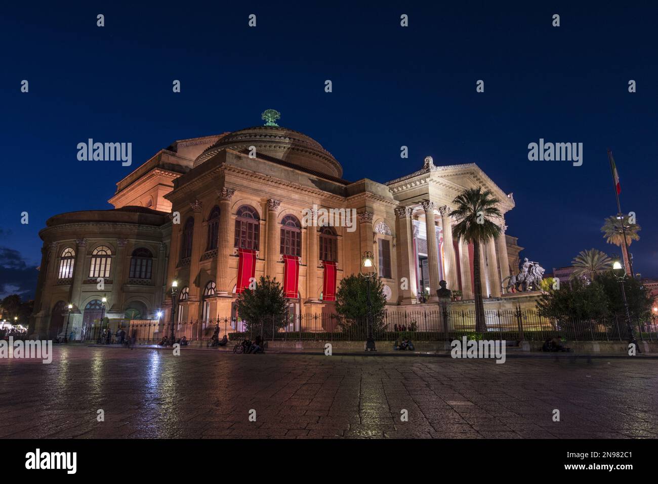 Night view of the Massimo Theater in Palermo Stock Photo - Alamy