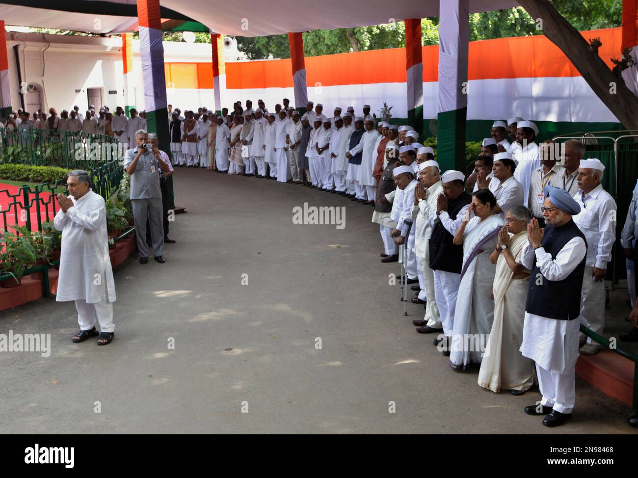 Indian Prime Minister Manmohan Singh, right, along with other ruling