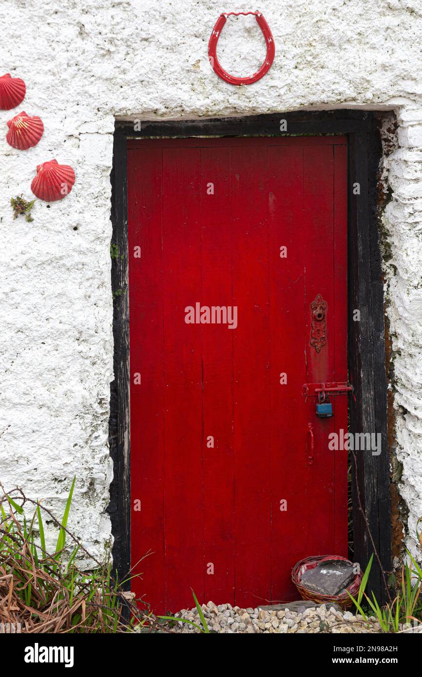 Small Irish cottage with red door, Portmagee, County Kerry, Ireland Stock Photo