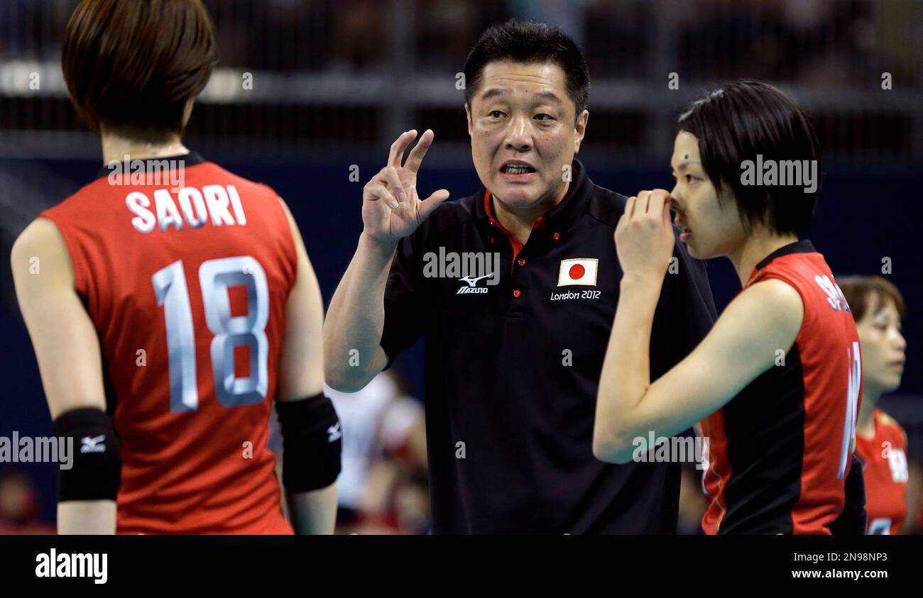 Japan's coach Masayoshi Manabe, center, talks to Saori Kimura (18) and
