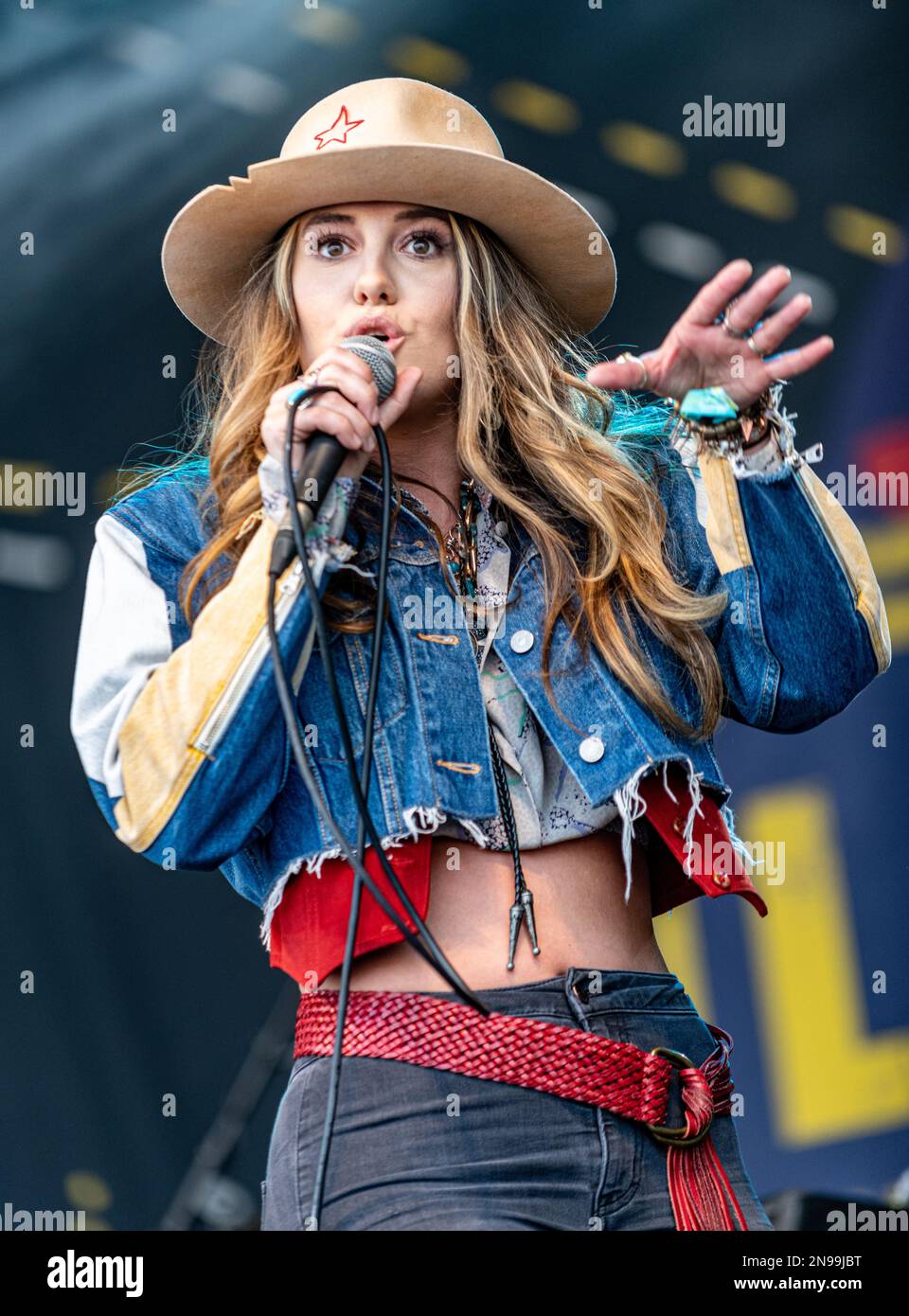 Lainey Wilson Live in concert Stock Photo Alamy