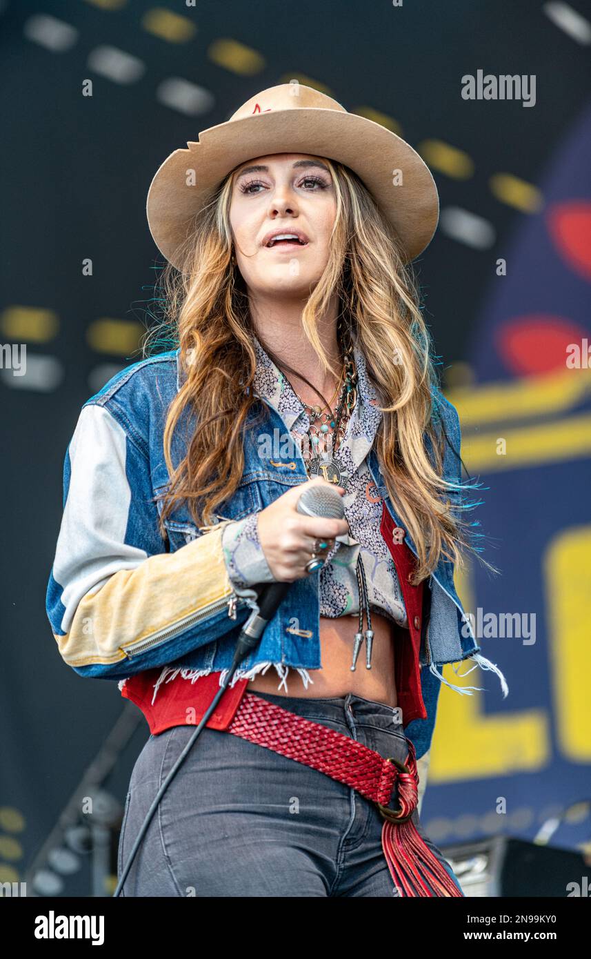 Lainey Wilson Live in concert Stock Photo Alamy