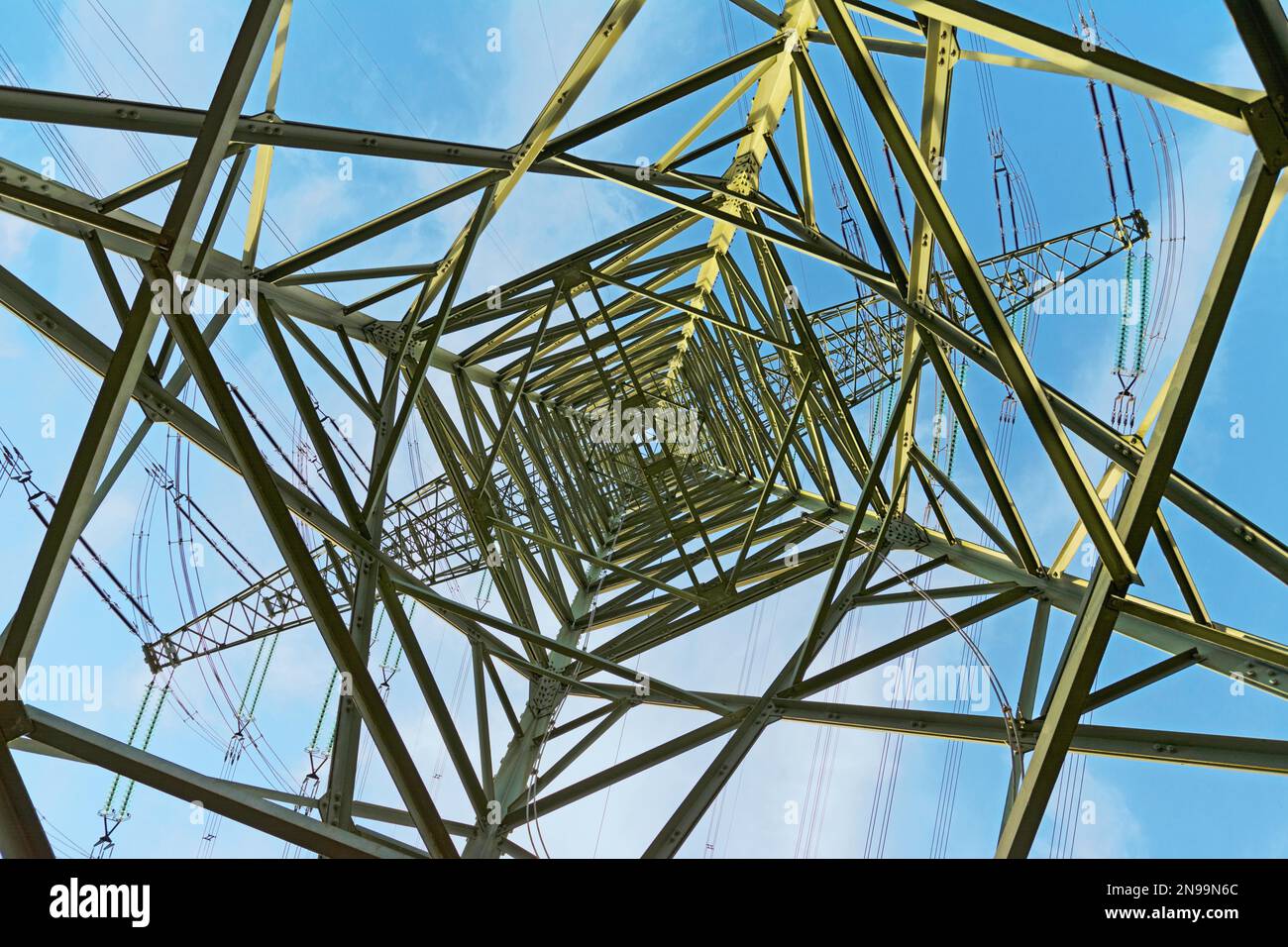 Strommast in Froschperspektive von innen. Electricity pylon in a frog's eye view from the inside Stock Photo