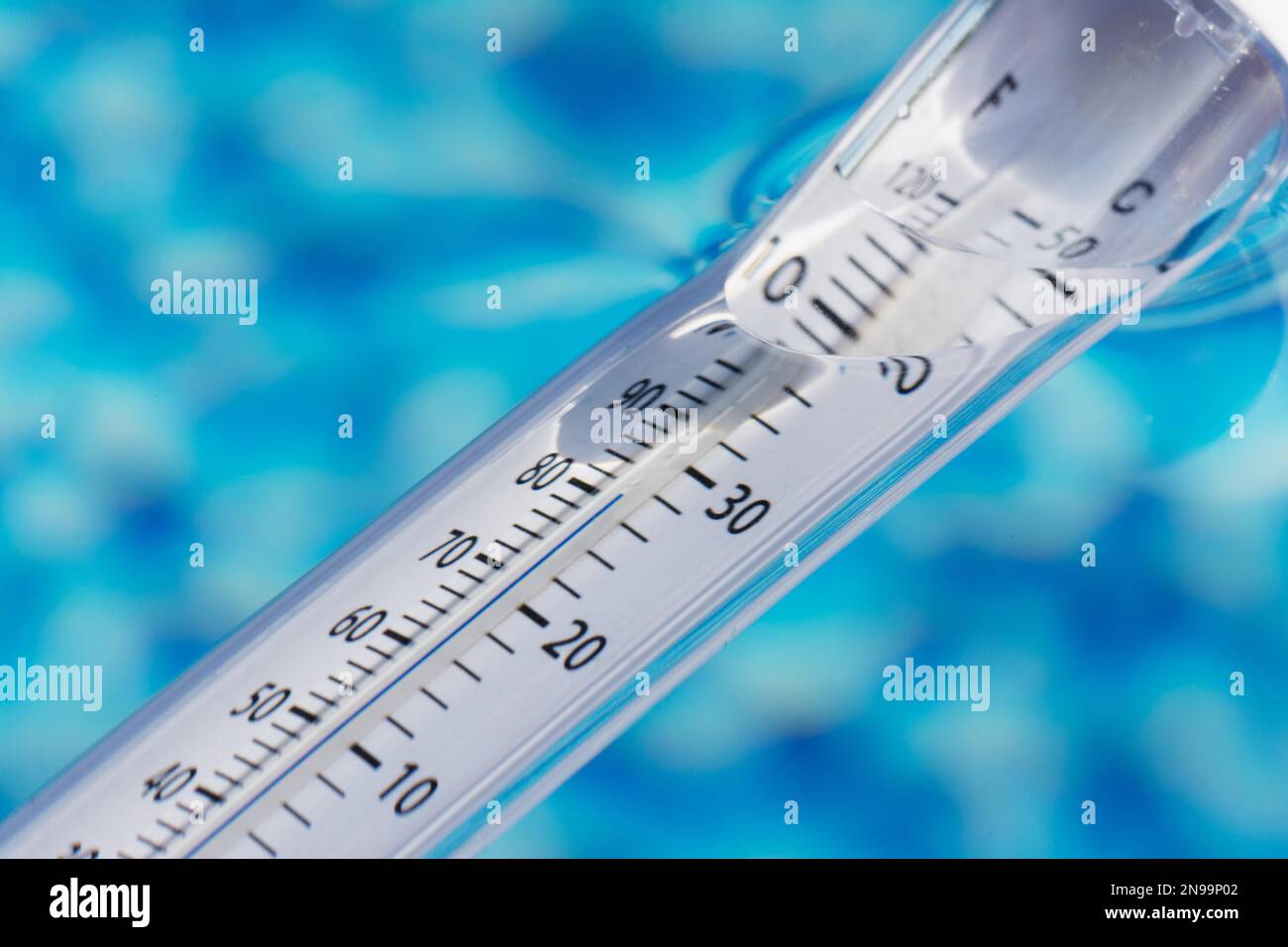 Mit Thermometer Temperatur im Pool messen. Measure the temperature in ...