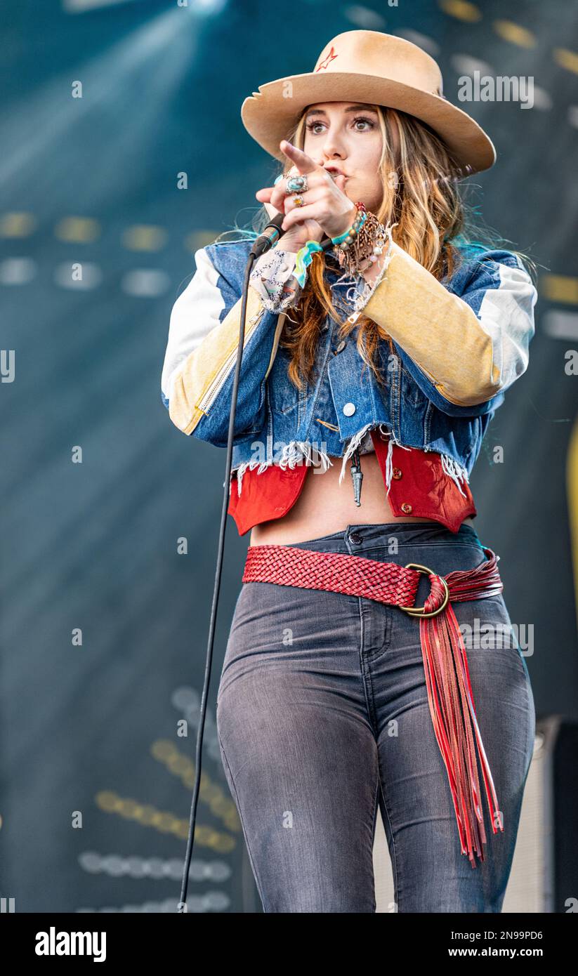 Lainey Wilson Live in concert Stock Photo Alamy