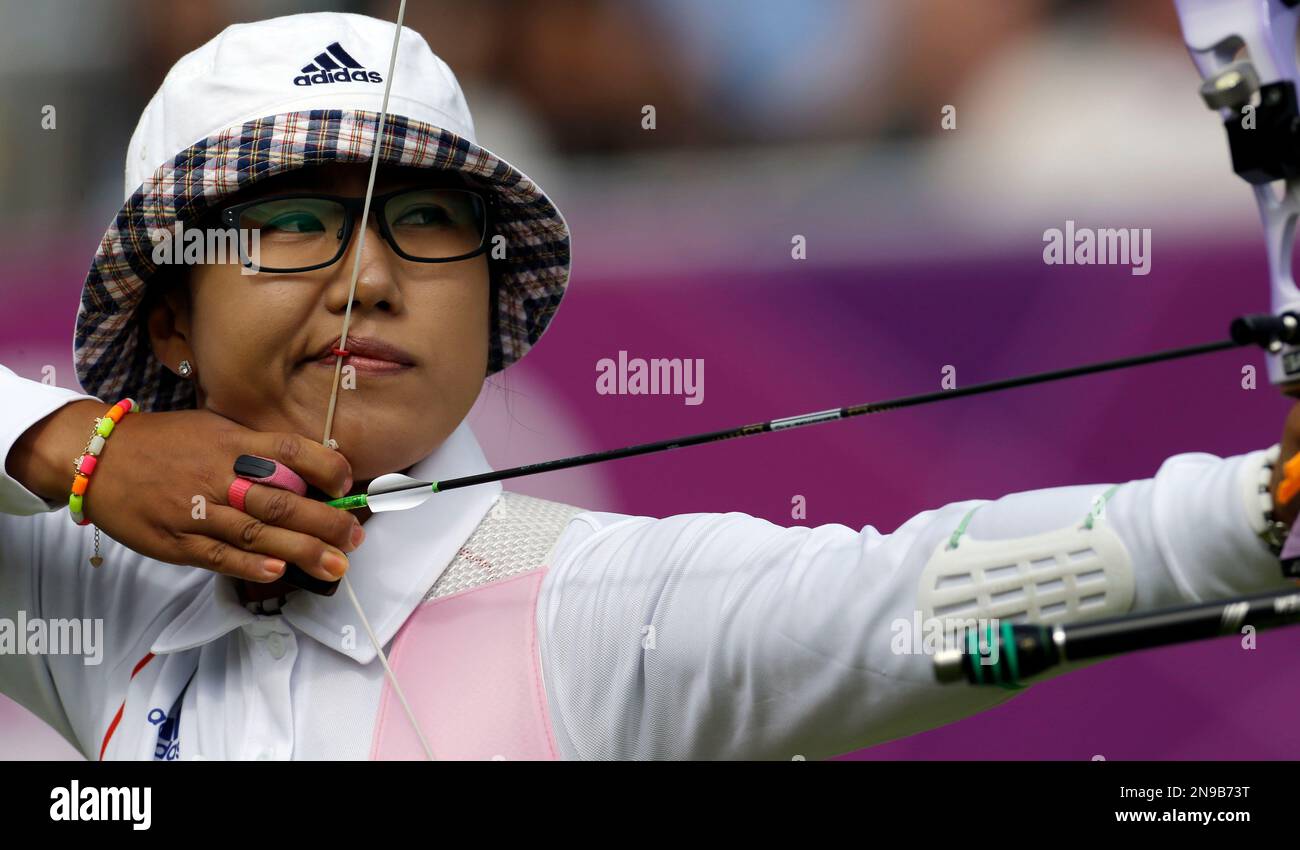 South Korea's Lee Sung-jin shoots during the individual archery competition  at the 2012 Summer Olympics, Thursday, Aug. 2, 2012, in London. (AP  Photo/Marcio Jose Sanchez Stock Photo - Alamy
