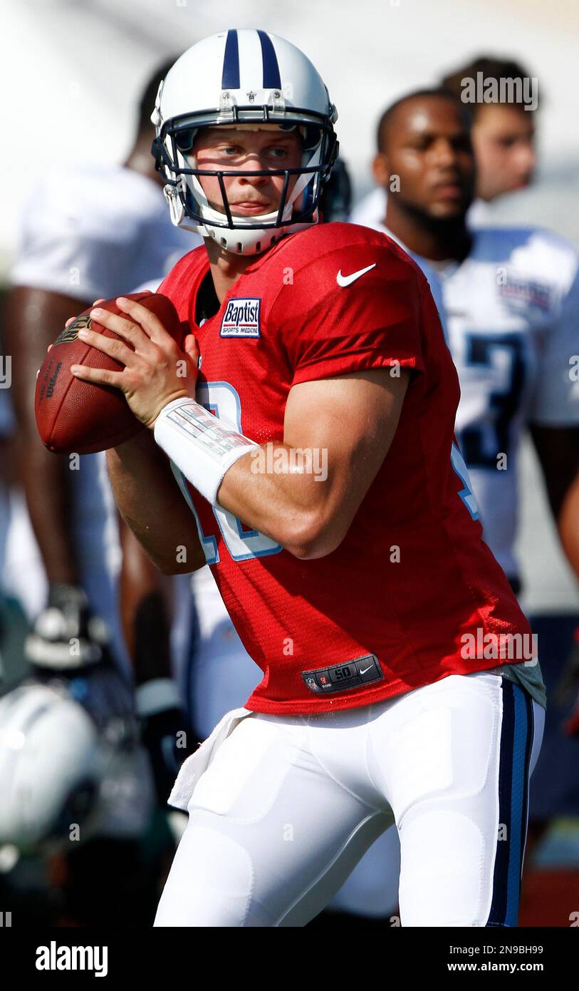 Tennessee Titans quarterback Jake Locker (10) looks for a receiver