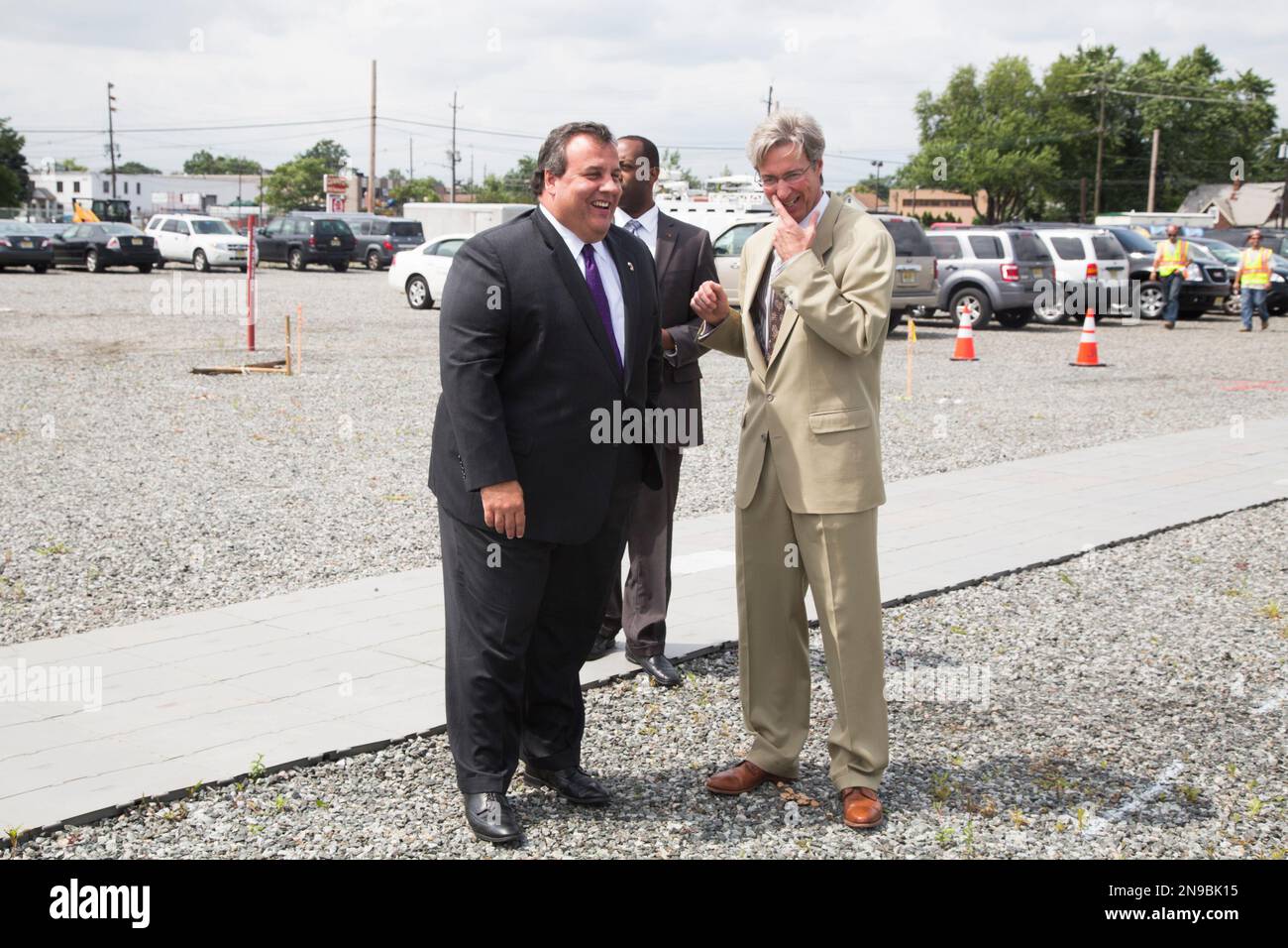 pseg-ceo-ralph-izzo-right-confers-with-new-jersey-governor-chris