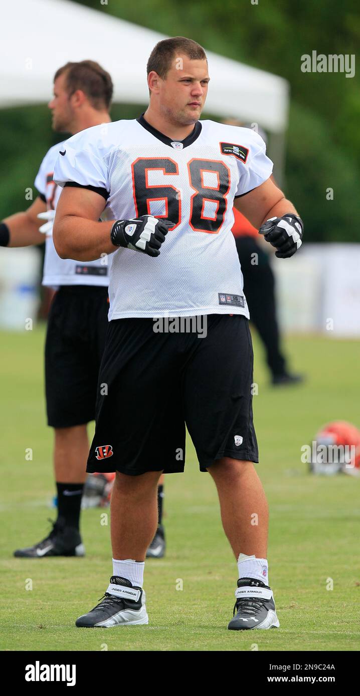 Cincinnati Bengals guard Kevin Zeitler (68) walks off the field after an  NFL football organized team activity, Tuesday, June 3, 2014, in Cincinnati.  (AP Photo/Al Behrman Stock Photo - Alamy