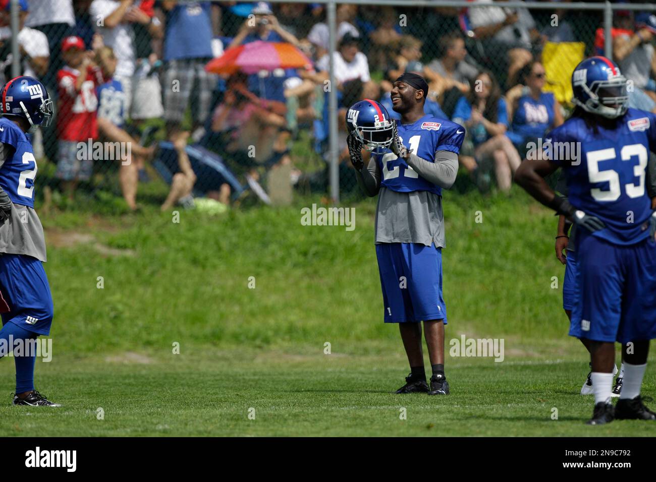 New York Giants defensive back Kenny Phillips (21) removes his helmet