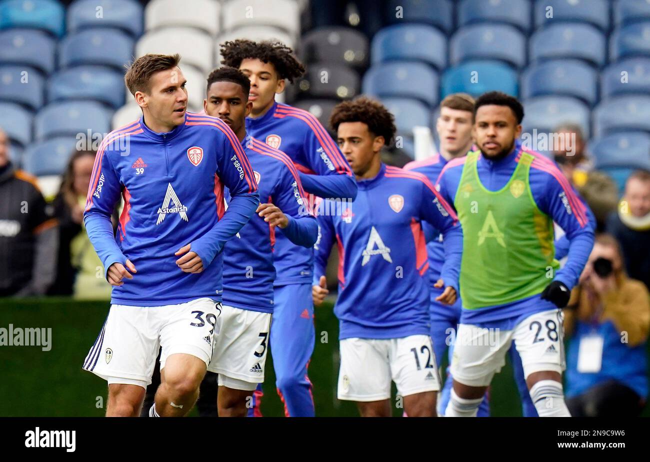Leeds United's Maximilian Wober and teammates warm up before the