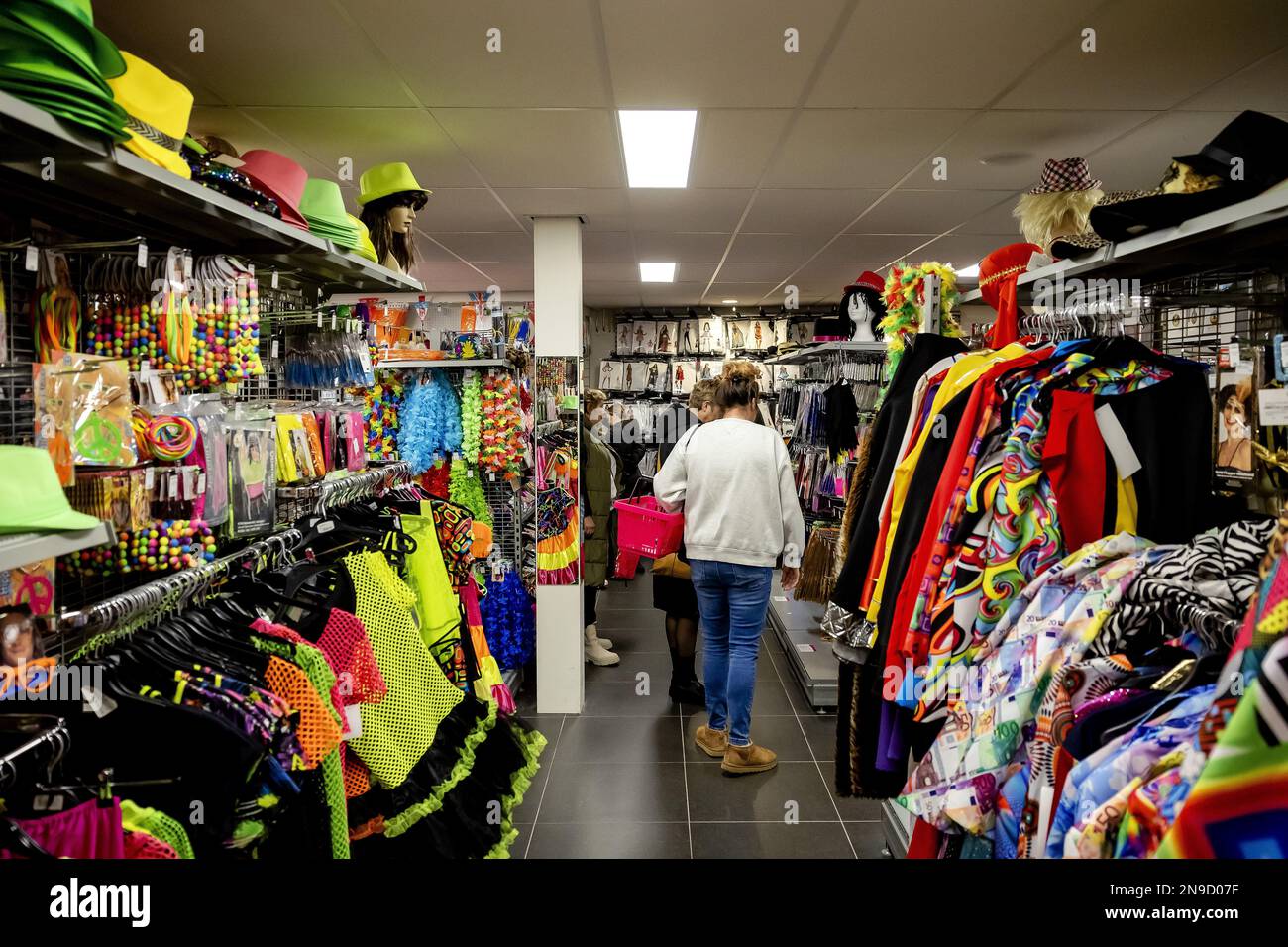 BORNE - Carnival celebrations are looking for an outfit and accessories in  the party shop Carnavalsland. Due to corona infections, the folk festival  has been celebrated less exuberantly in the past two