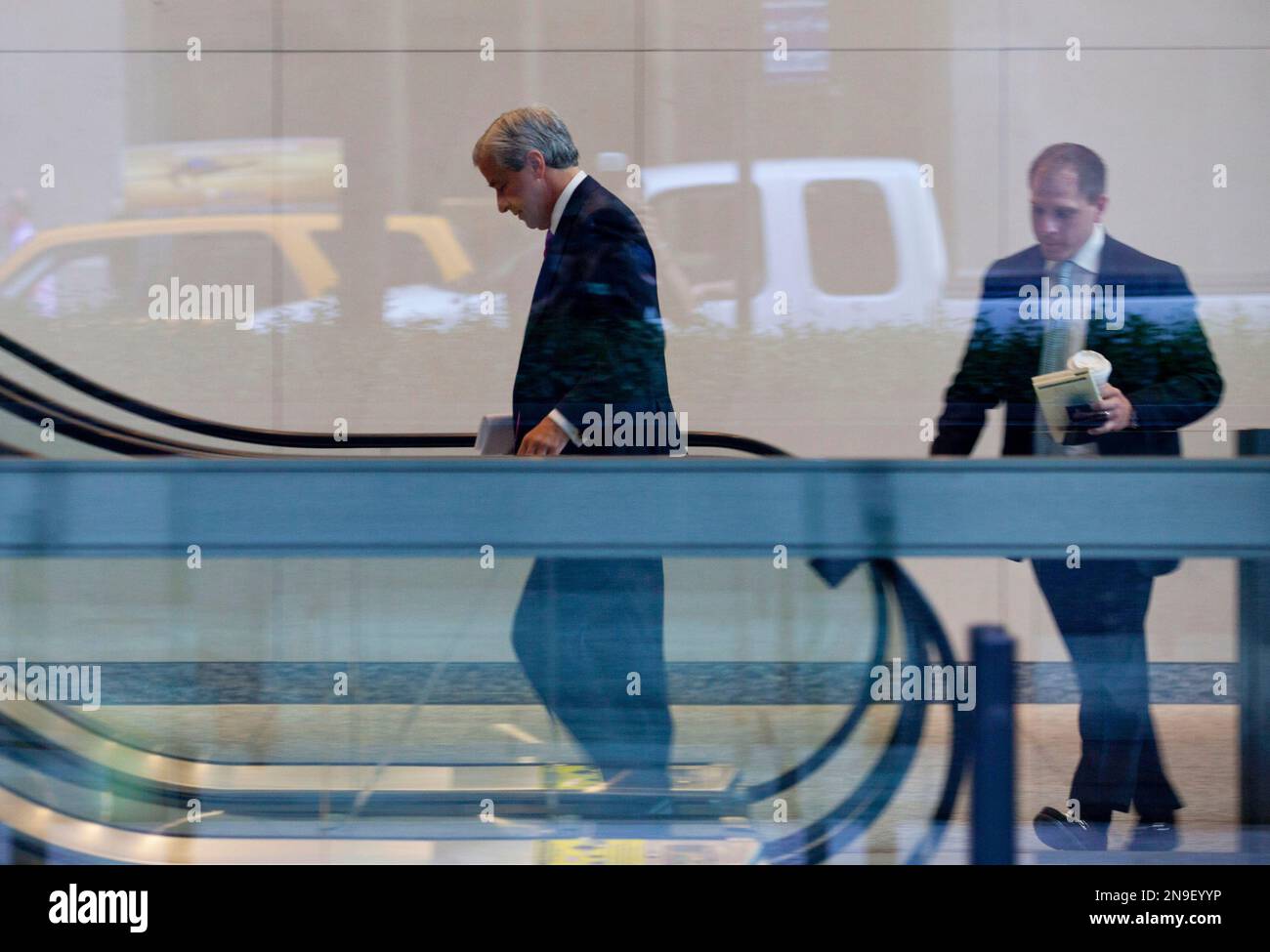 素晴らしい価格 Chase JPMorgan CEO company the enters left, Dimon, Jamie トップス