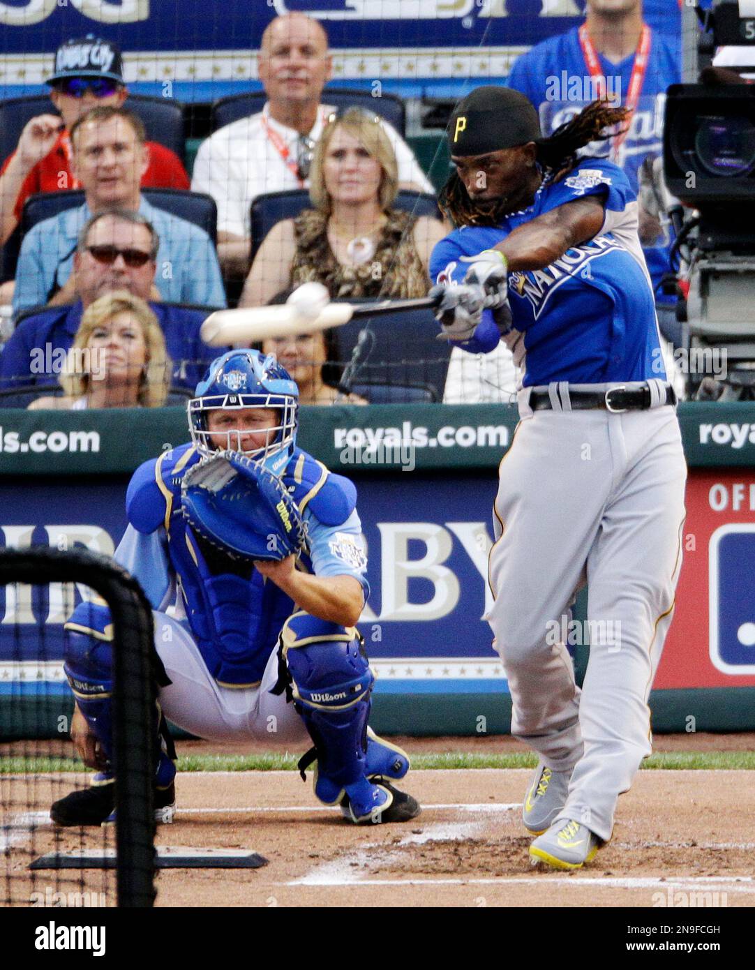 National League's Andrew McCutchen, of the Pittsburgh Pirates, swings  during the MLB All-Star baseball Home Run Derby, Monday, July 9, 2012, in  Kansas City, Mo. (AP Photo/Jeff Roberson Stock Photo - Alamy
