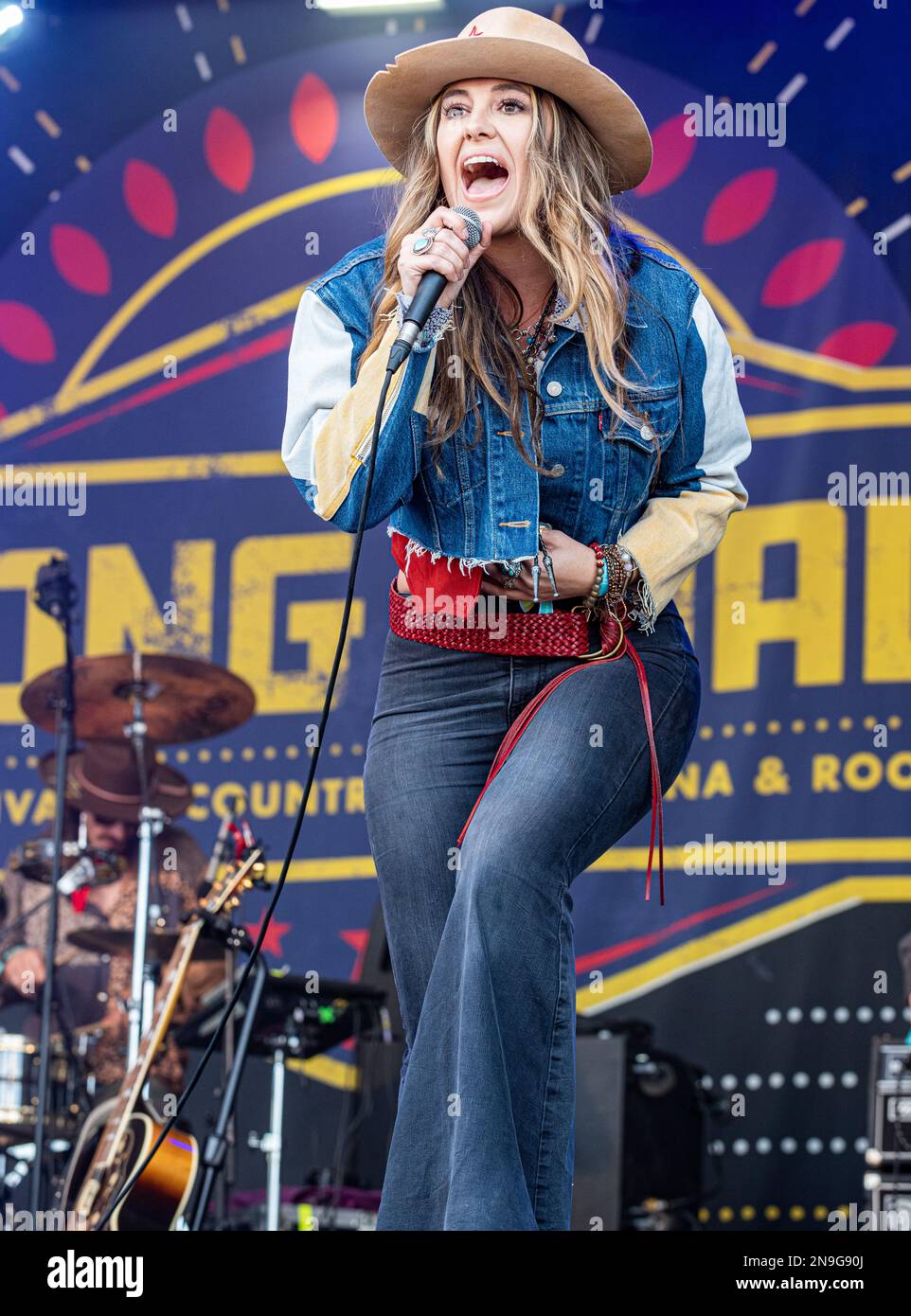 Lainey Wilson Live in concert Stock Photo Alamy