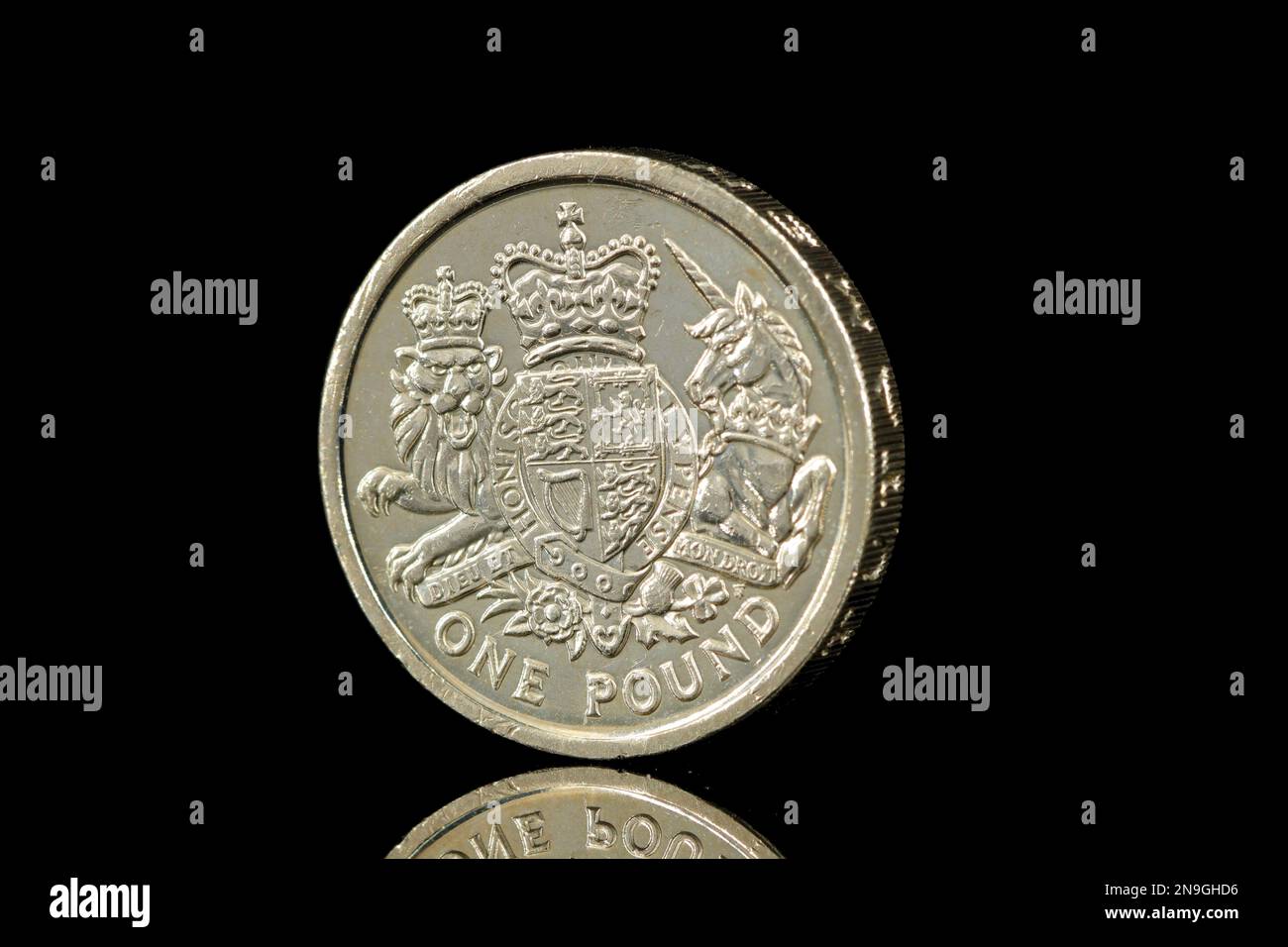 Reverse side of a 2015 UK £1 coin featuring the Royal Coat Of Arms ...