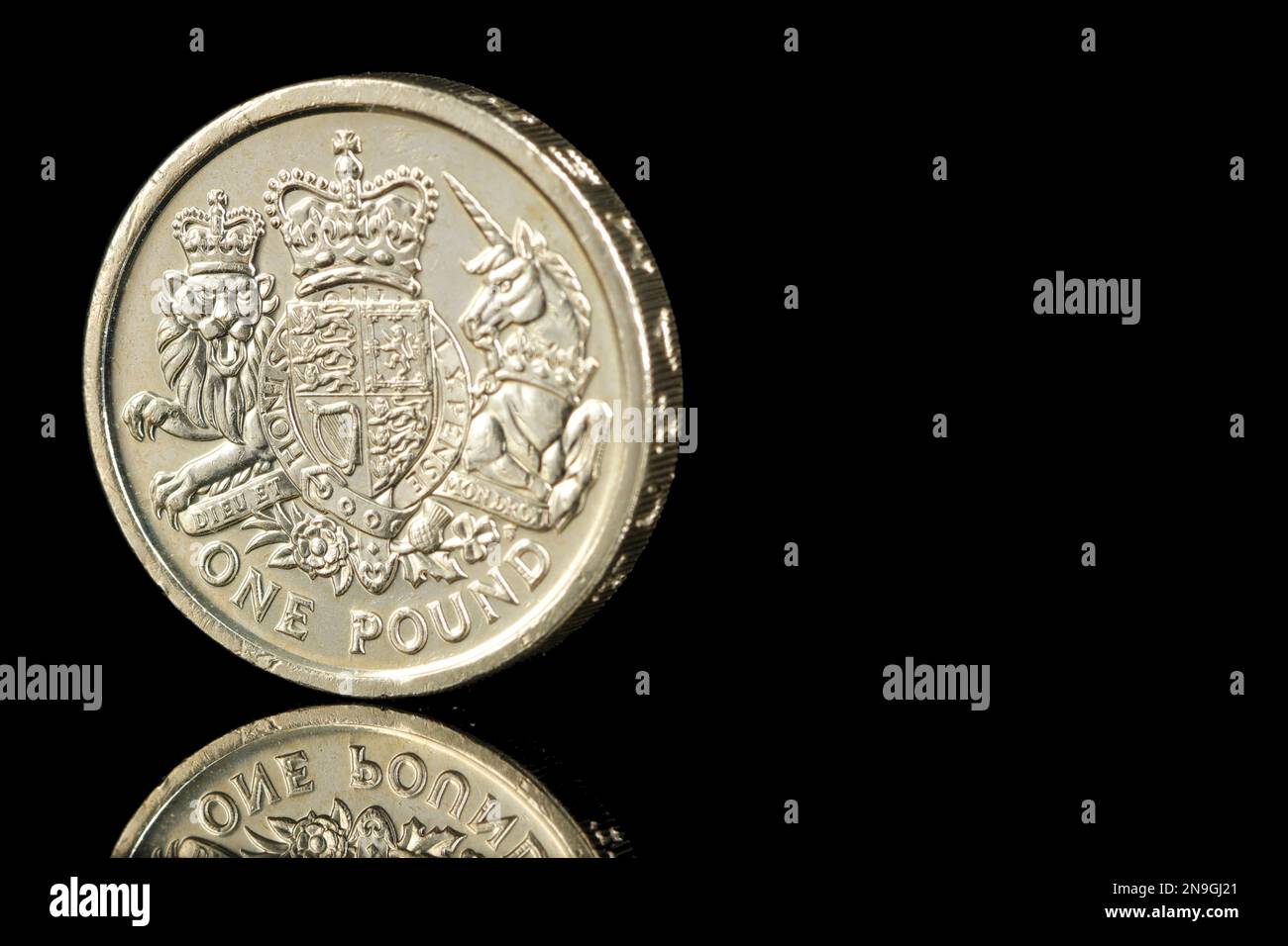 Reverse side of a 2015 UK £1 coin featuring the Royal Coat Of Arms ...