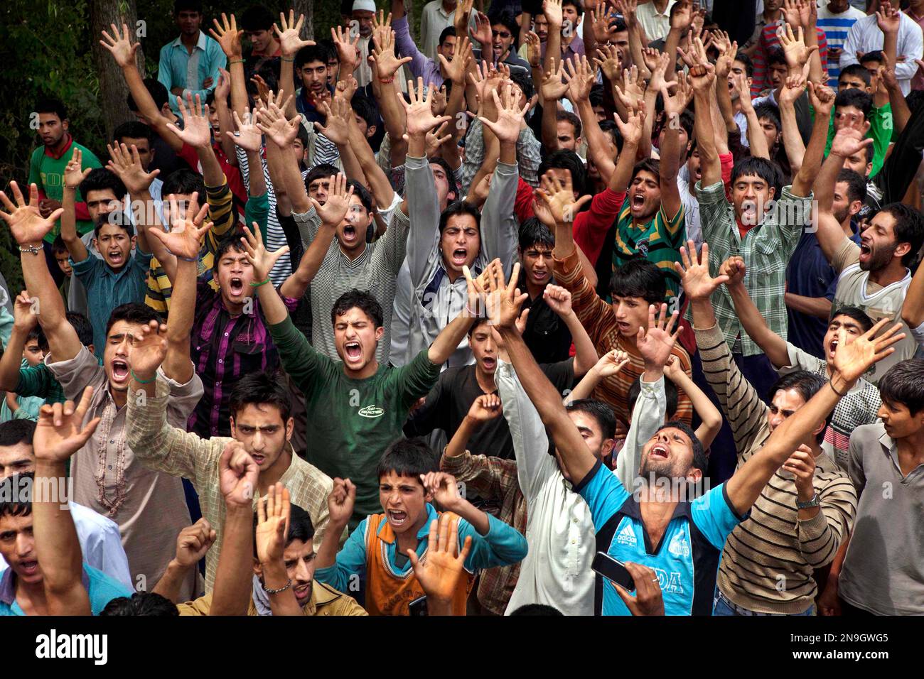 Kashmiri Shiite Muslims shout slogans during a protest in Lawaypora, 16 ...