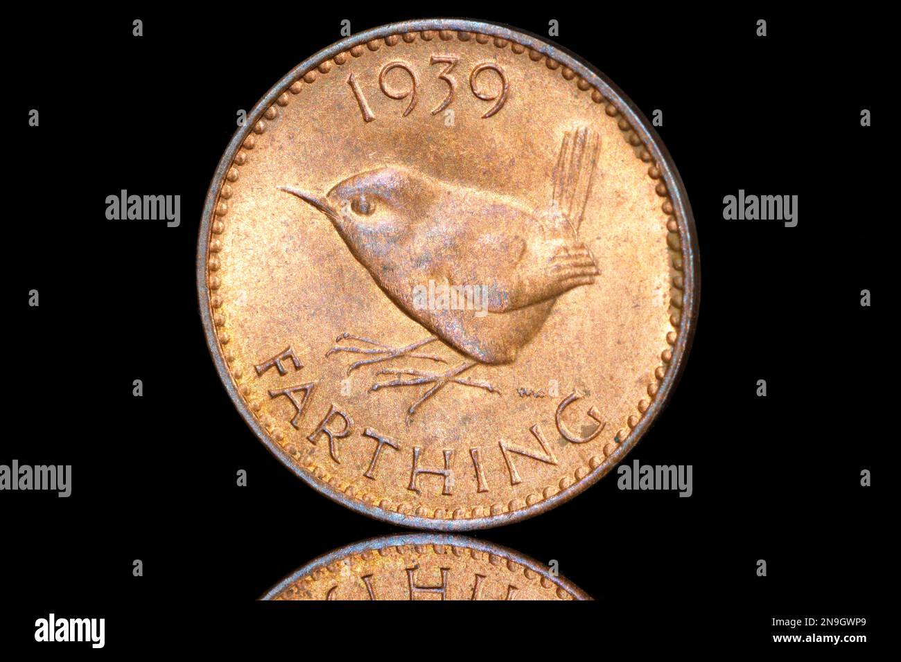 Reverse side of a 1939 George VI Farthing coin featuring a Wren Stock Photo