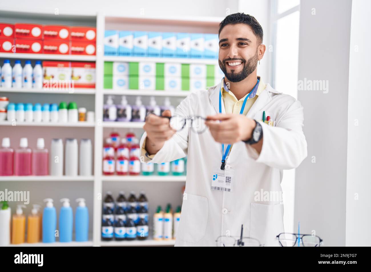 Arab pharmacist at counter hi-res stock photography and images - Alamy