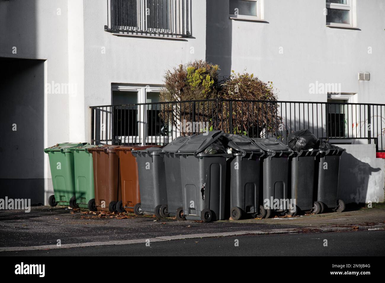 File:WWCC 240 litre Recycling, Green waste and Garbage bins.jpg - Wikimedia  Commons