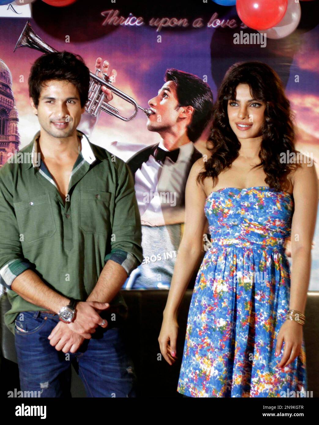 Bollywood actors Shahid Kapoor, left, and Priyanka Chopra attend a press  conference on their upcoming film \, image size:1043x1390