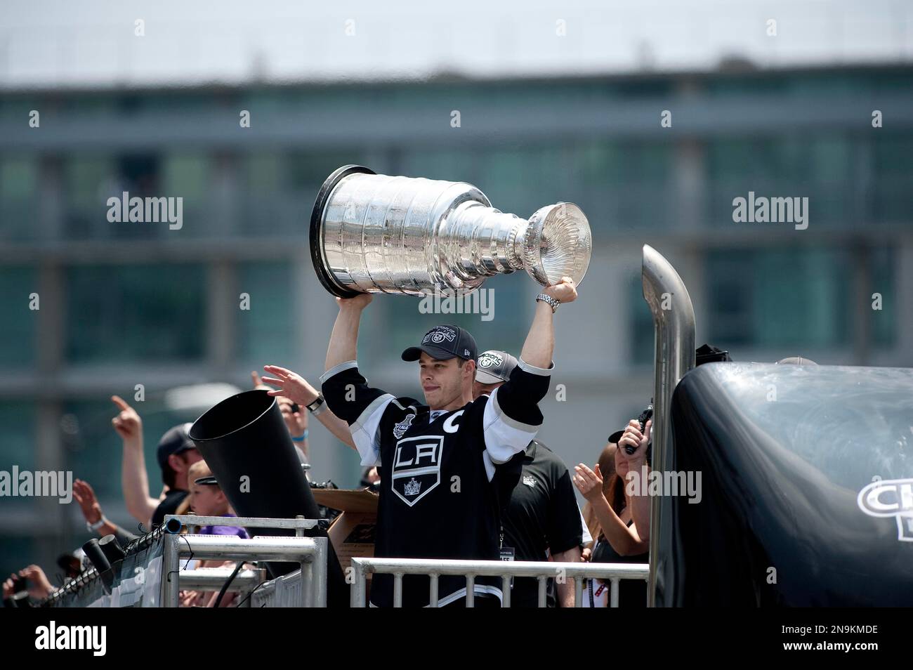 los-angeles-kings-dustin-brown-hoists-the-stanley-cup-during-a-parade