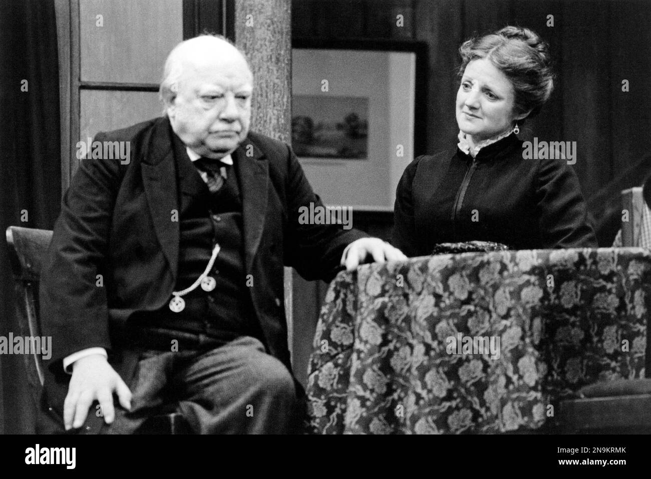 Arthur Lowe (Henry Horatio Hobson), Julia McKenzie (Maggie Hobson) in HOBSON'S CHOICE by Harold Brighouse at the Lyric Theatre Hammersmith, London W6  02/02/1981  set design: Kenneth Mellor  costumes: Mark Negin  lighting: Mark Dawson  director: David Giles Stock Photo