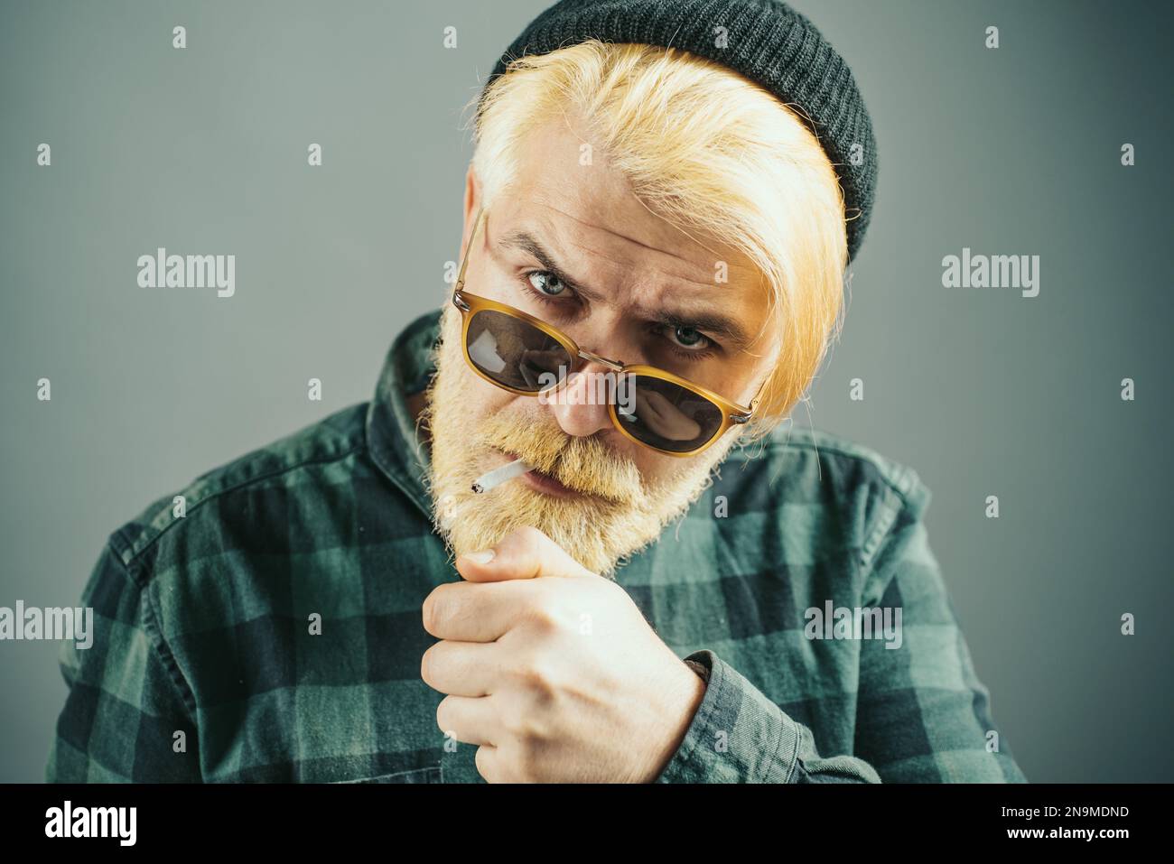 Hipster Man Smoking Cigarette Homme Caucasien Avec Barbe En Veste Marron Et  Pantalon à L'extérieur Sur La Rue De La Ville Mode De Vie Urbain
