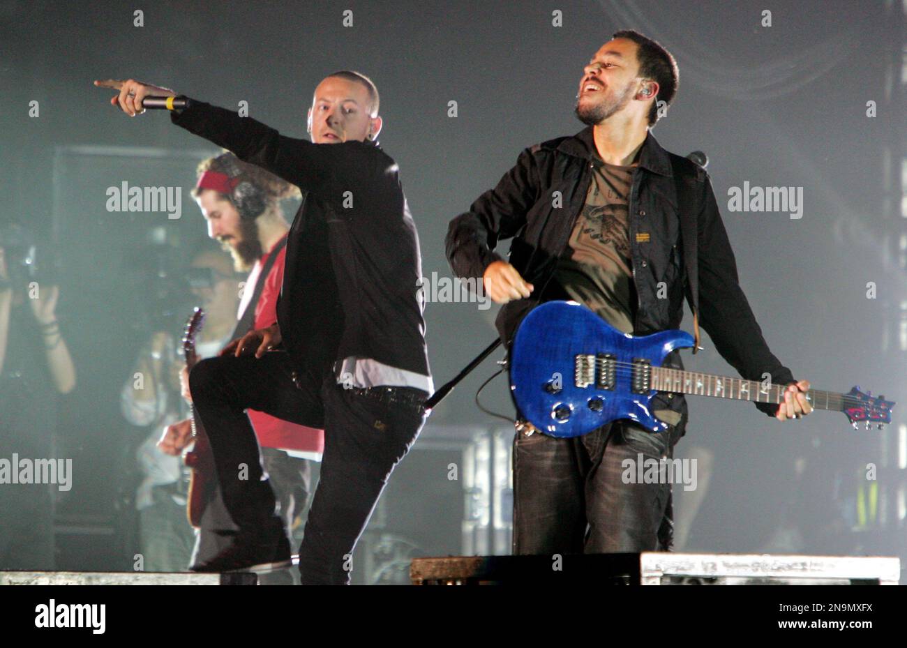Grammy Awards winner Linkin Park performs during the Live Earth concert in  Makuhari, near Tokyo, Saturday, July 7, 2007 as part of the 24-hour global  concert series to raise awareness about climate change. (AP Photo/Koji  Sasahara Stock Photo - Alamy