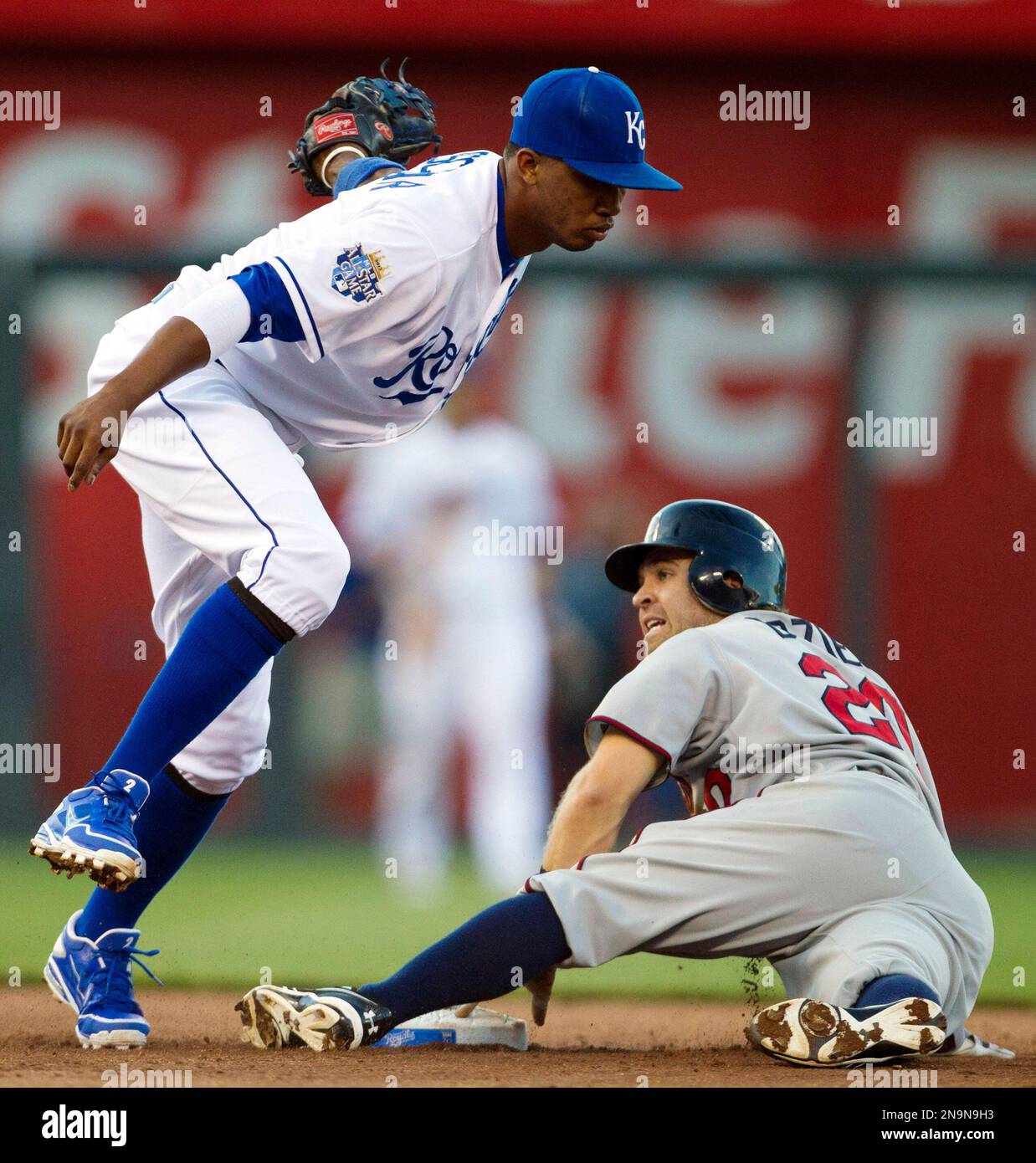Kansas City Royals shortstop Alcides Escobar, left, tags out Minnesota